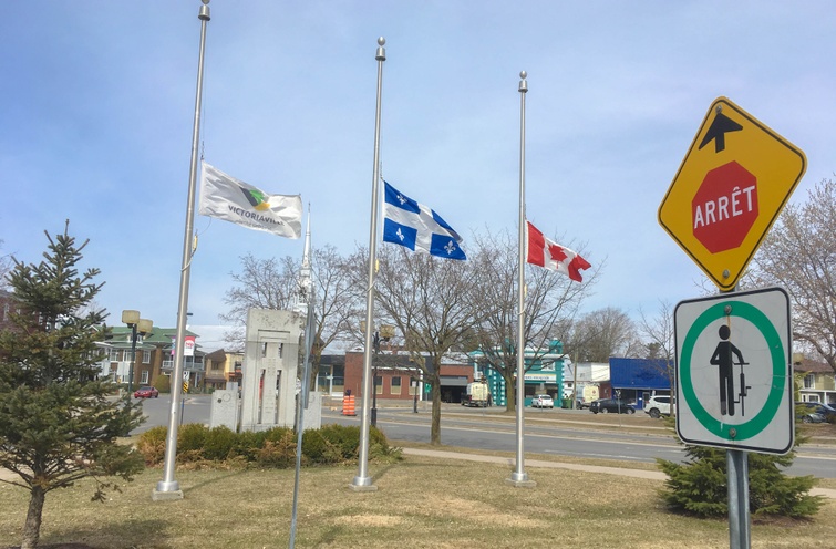 En guise de solidarité envers la population de la Nouvelle-Écosse, les drapeaux ont été placés en berne.