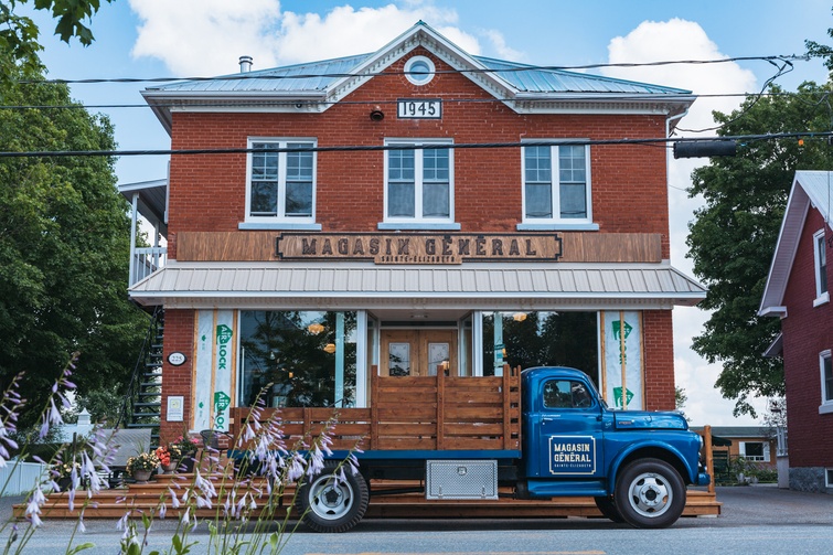 Le magasin général de Sainte-Elisabeth-de-Warwick est un exemple de bâtiment ayant une grande valeur patrimoniale. Sainte-Elizabeth-de-Warwick sera d’ailleurs l’une des premières municipalités à faire l’objet d’une visite sur le terrain pour documenter un nouveau répertoire régional en patrimoine bâti. Photo : Matt Charland