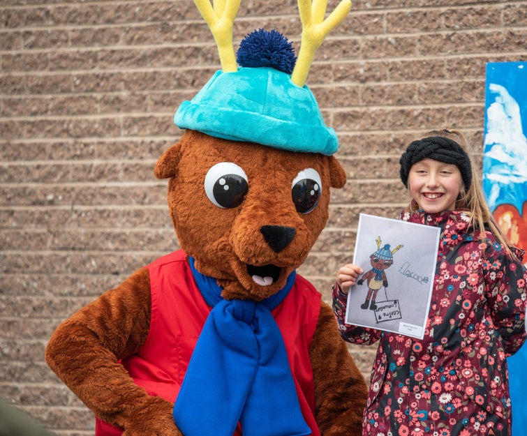 La nouvelle mascotte en compagnie de la lauréate du concours, Magaly Rouleau (Photo : Audrey Ménard) 