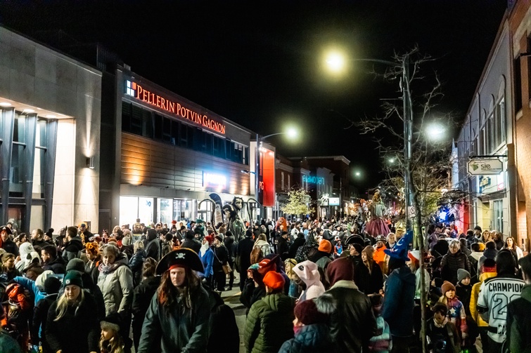 Des milliers de personnes au centre-ville de Victo pour l’Halloween 