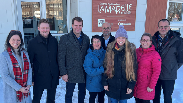 De gauche à droite, Mylène Lavigne (Sani Marc), Pierre-Luc Turgeon (représentant du député Eric Lefebvre), Antoine Tardif (maire de Victoriaville), Annik Morasse (CPE La Marelle des Bois-Francs), Benoit Bélanger (Caisse Desjardins des Bois-Francs), Rebecca Becquereau (nouvelle éducatrice en service de garde), Cristal Bédard (Corporation de développement économique de Victoriaville et sa région) et Patrick Paulin (conseiller municipal et élu responsable des politiques sociales de la Ville de Victoriaville)