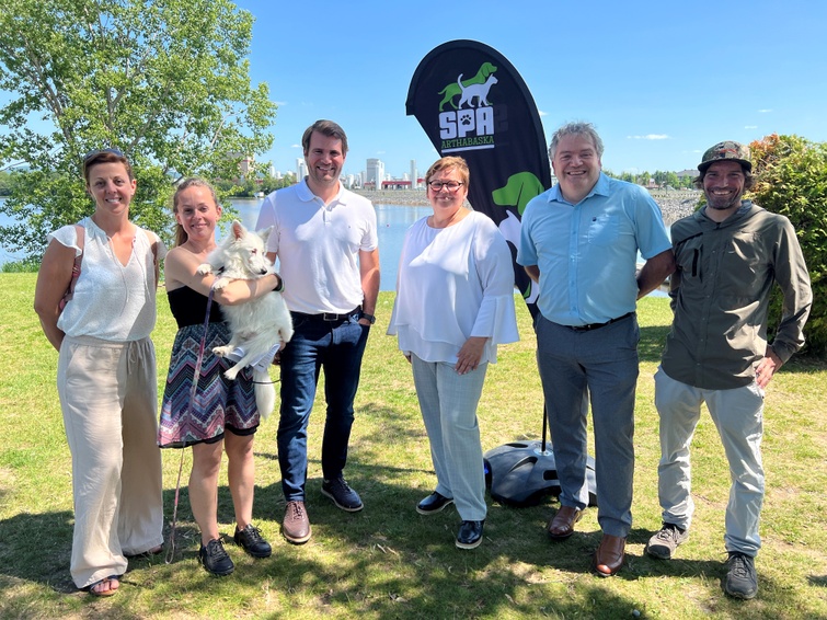 De gauche à droite, Stéphanie Angers (trésorière de la SPAA), Geneviève Bouffard (administratrice de la SPAA), Antoine Tardif (maire de Victoriaville), Annie Verreault (directrice générale par intérim de la SPAA), Stéphane Carrière (président de la SPAA) et Alex Pépin (porte-parole du projet pilote)