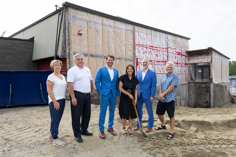 De gauche à droite, Chantal Moreau (conseillère municipale), Michael Provencher (conseiller municipal), Antoine Tardif (maire), Isabelle Charest (ministre du Sport, du Loisir et du Plein air), Eric Lefebvre (député d'Arthabaska et Whip en chef du gouvernement) et Marc Morin (conseiller municipal)