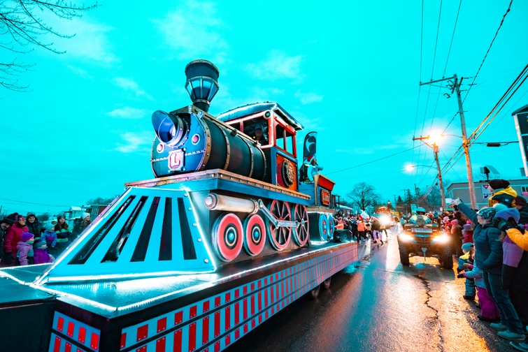 Victoriaville s’illumine devant une foule exceptionnelle lors du féérique défilé de Noël