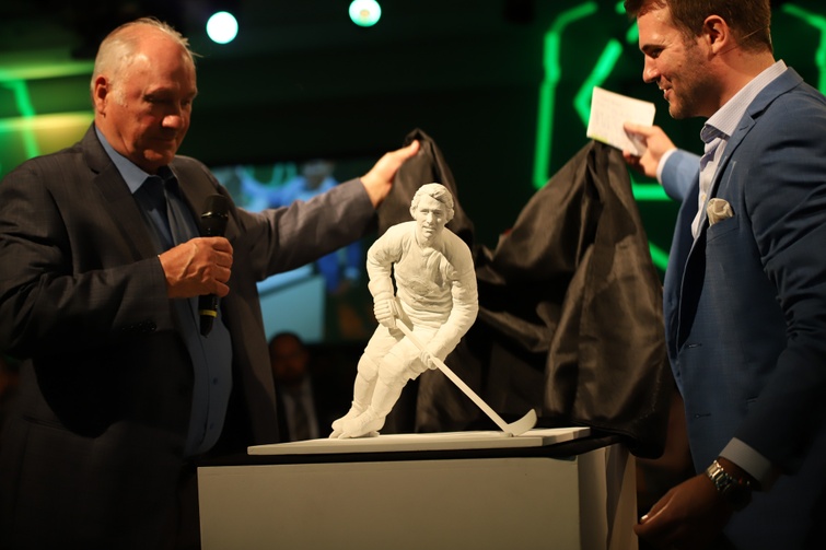 Dévoilement de la maquette d'une statue, en présence de Gilbert Perreault et d'Antoine Tardif