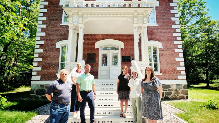 Michael Provencher, conseiller municipal ; Antoine Tardif, maire de Victoriaville ; Kim Savoie, directrice secteur Tourisme de la CDEVR ; Mélisa Morissette, directrice du Musée Laurier ; Mélanie Pinard, conseillère en architecture et patrimoine ; Sara Legault, directrice de la muséologie.