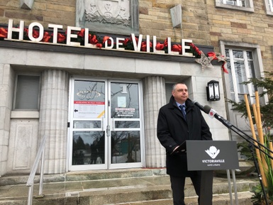 Le maire André Bellavance rend hommage aux victimes de la COVID-19