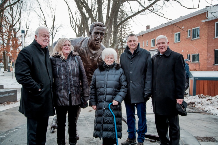 Le monument en hommage au grand Jean Béliveau a été inauguré à Victoriaville le mercredi 4 décembre 2019