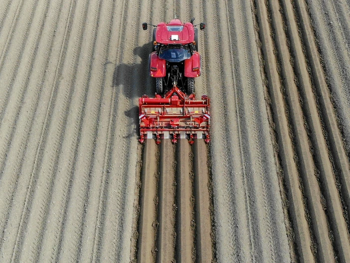 Protection against erosion in all agricultural crops grown on/in ridges