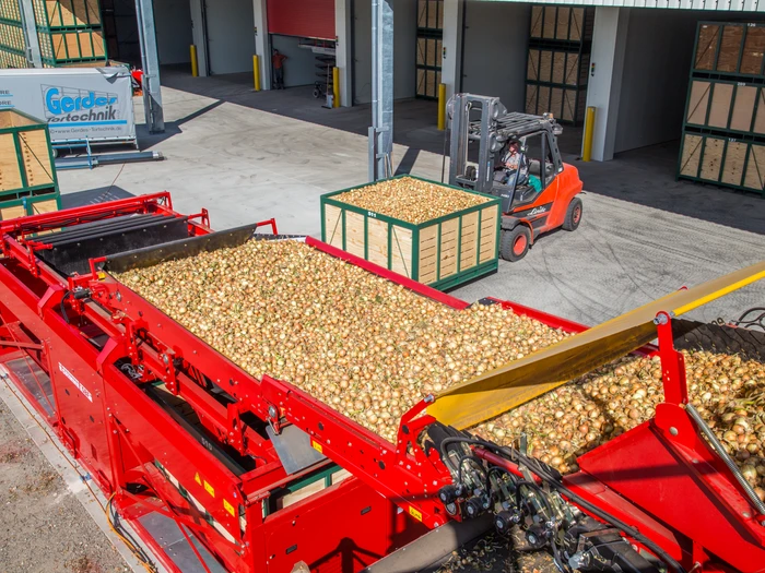 Llenado de cajas grandes por todo el ancho