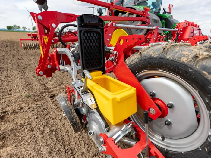 Dust and splash-proof seed boxes