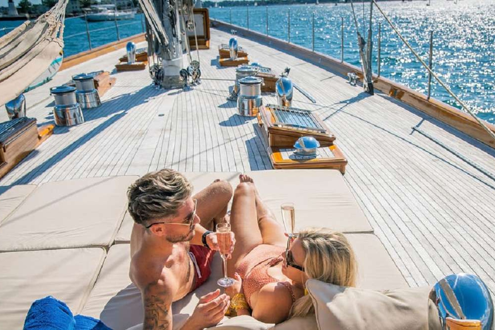 https://www.centralyachtagent.com/yachtadmin/yachtlg/yacht5372/5372brochure15.jpg