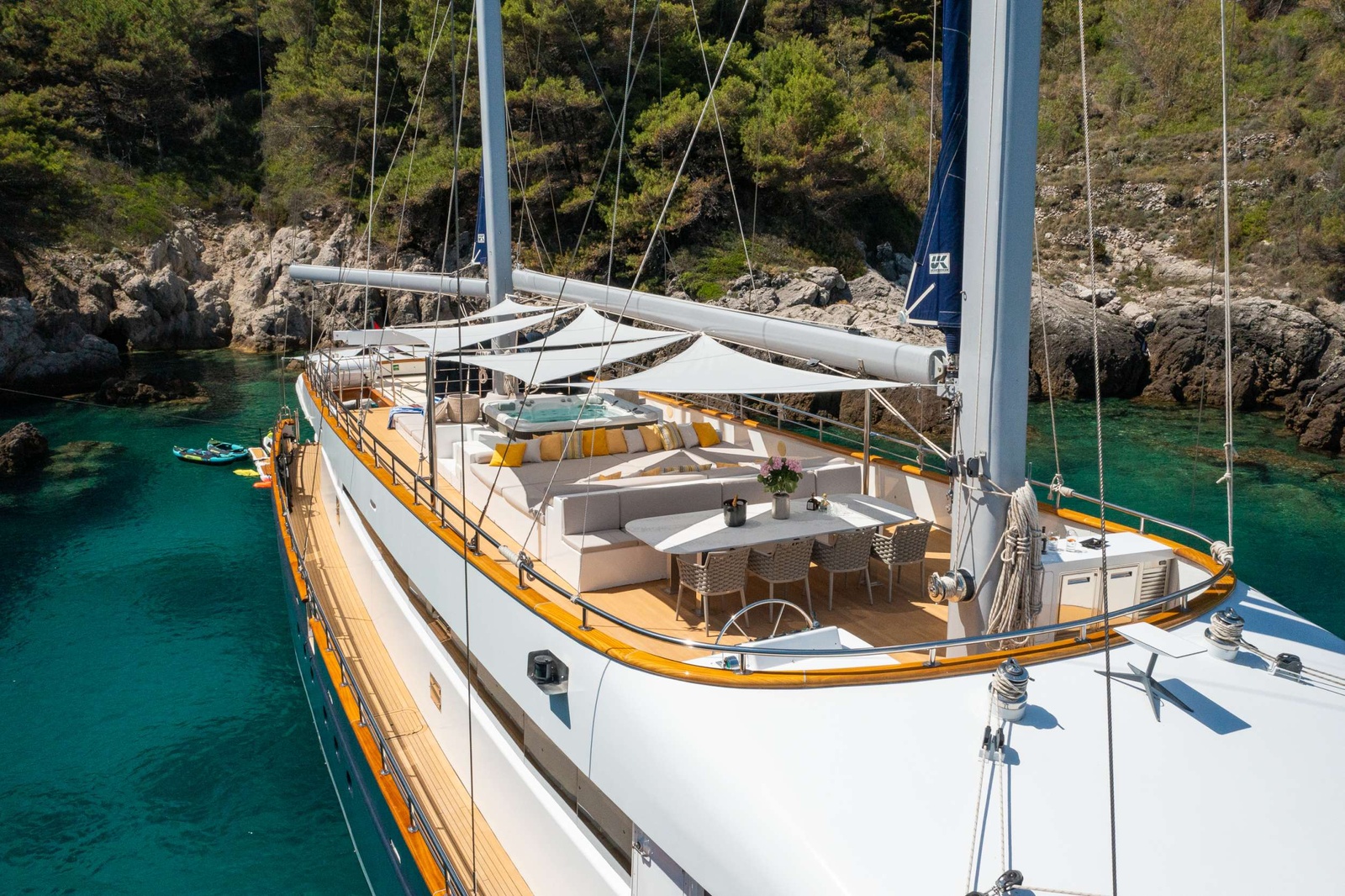 https://www.centralyachtagent.com/yachtadmin/yachtlg/yacht5952/5952brochure5.jpg