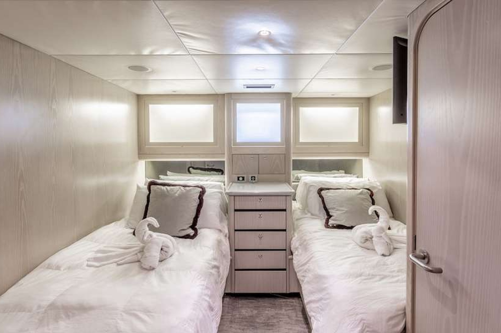 Twin berth guest suite