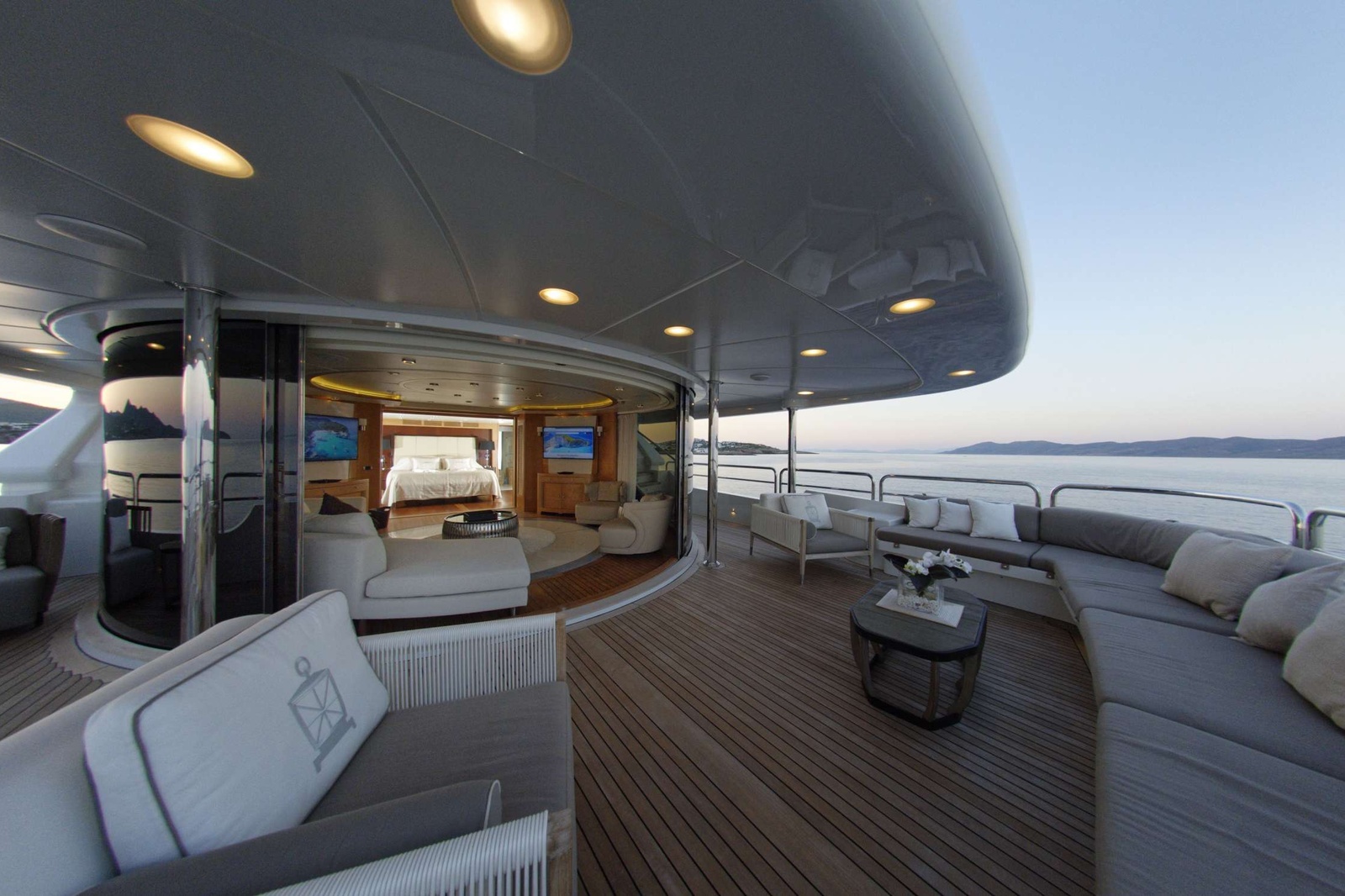 Bridge Deck with SKYLOUNGE & 2nd Master Cabin which can be totally separated by the Skylounge