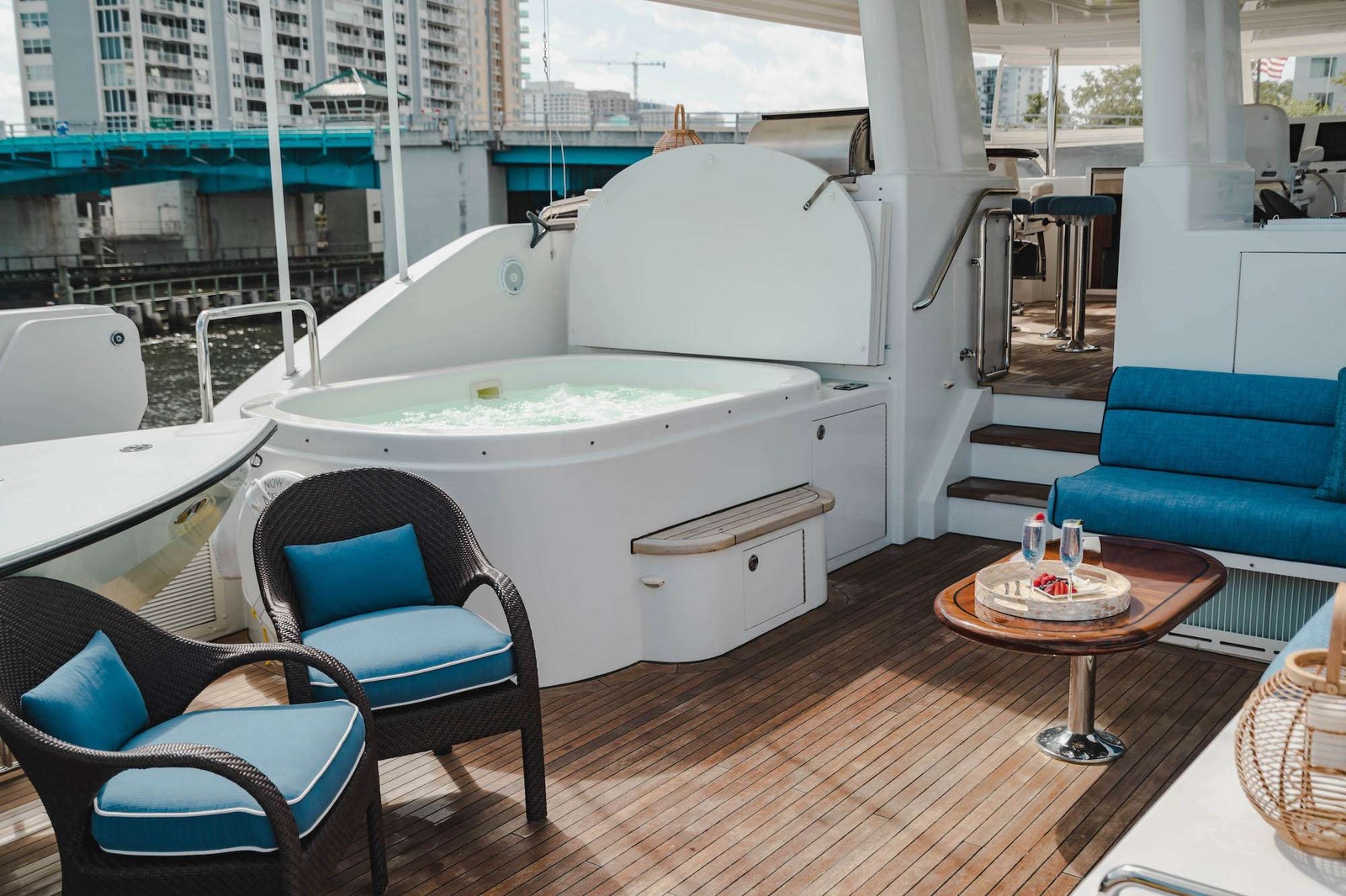 Flybridge Jacuzzi/Sunpad