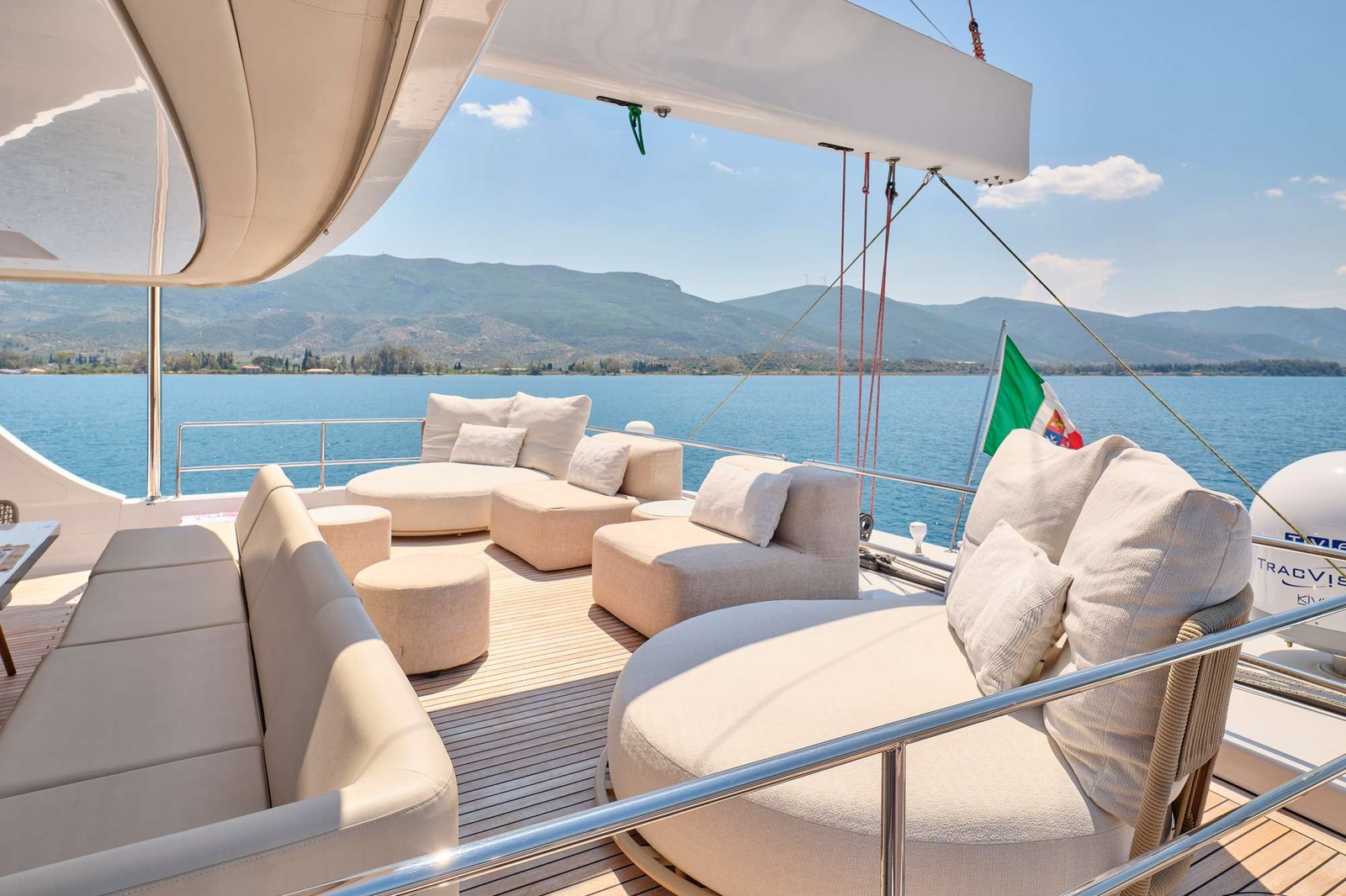 https://www.centralyachtagent.com/yachtadmin/yachtlg/yacht7014/7014brochure18.jpg