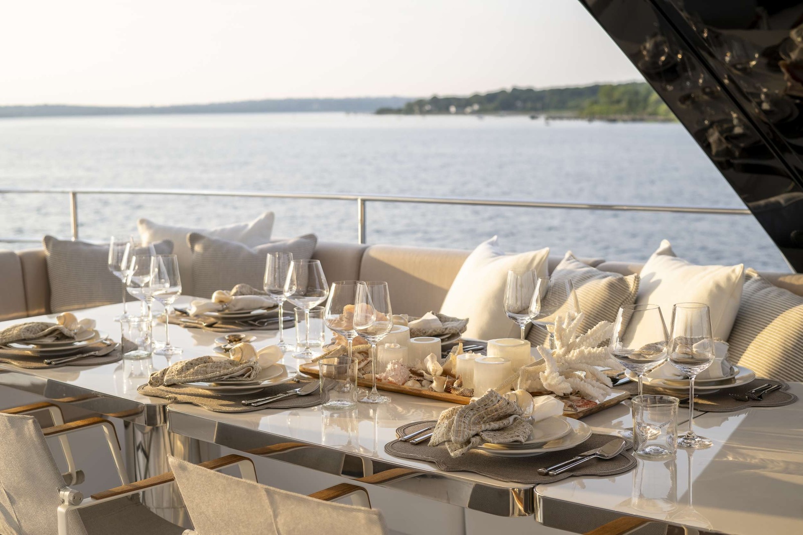 Flybridge deck dining