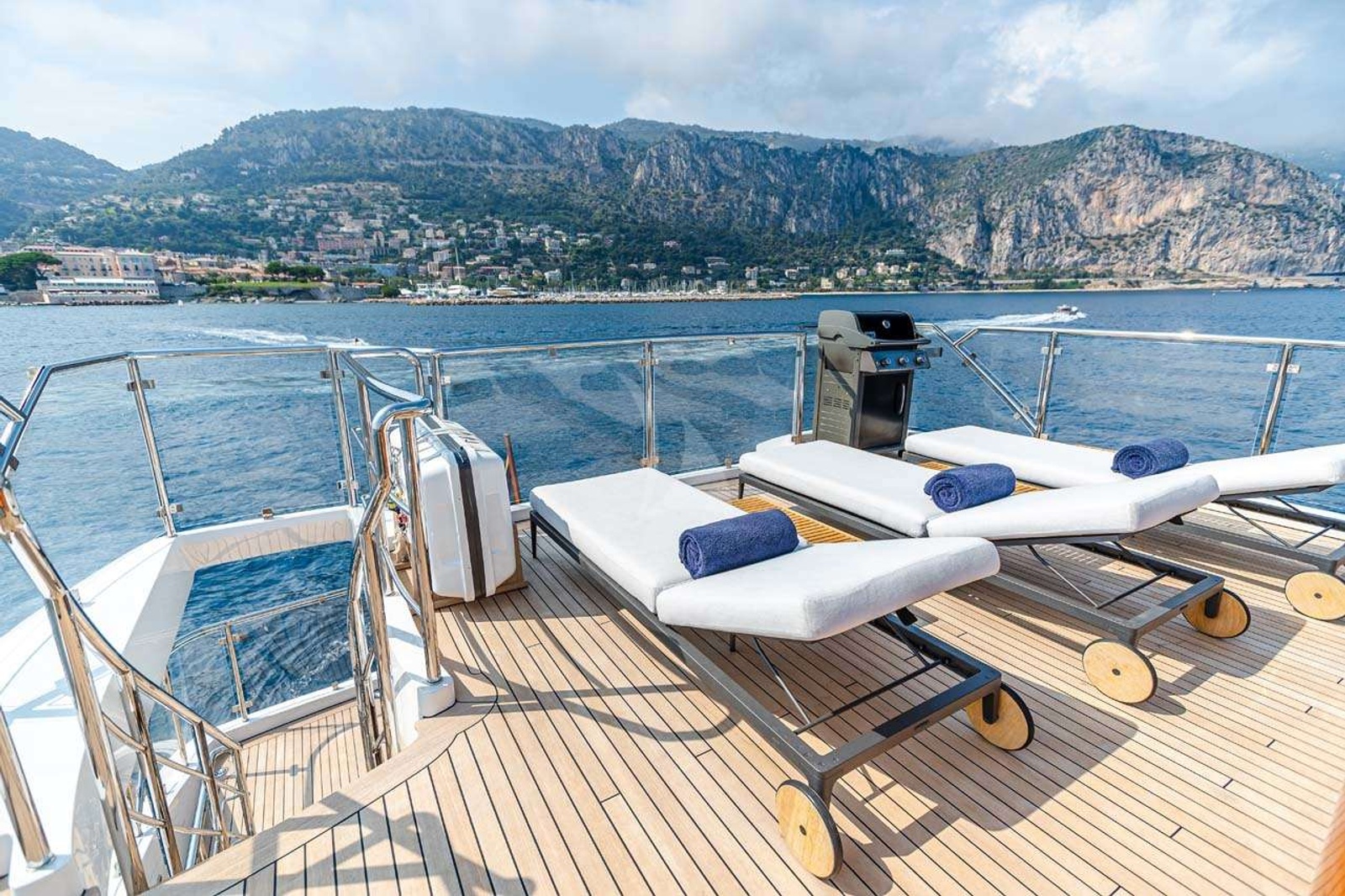 https://www.centralyachtagent.com/yachtadmin/yachtlg/yacht8220/8220brochure17.jpg