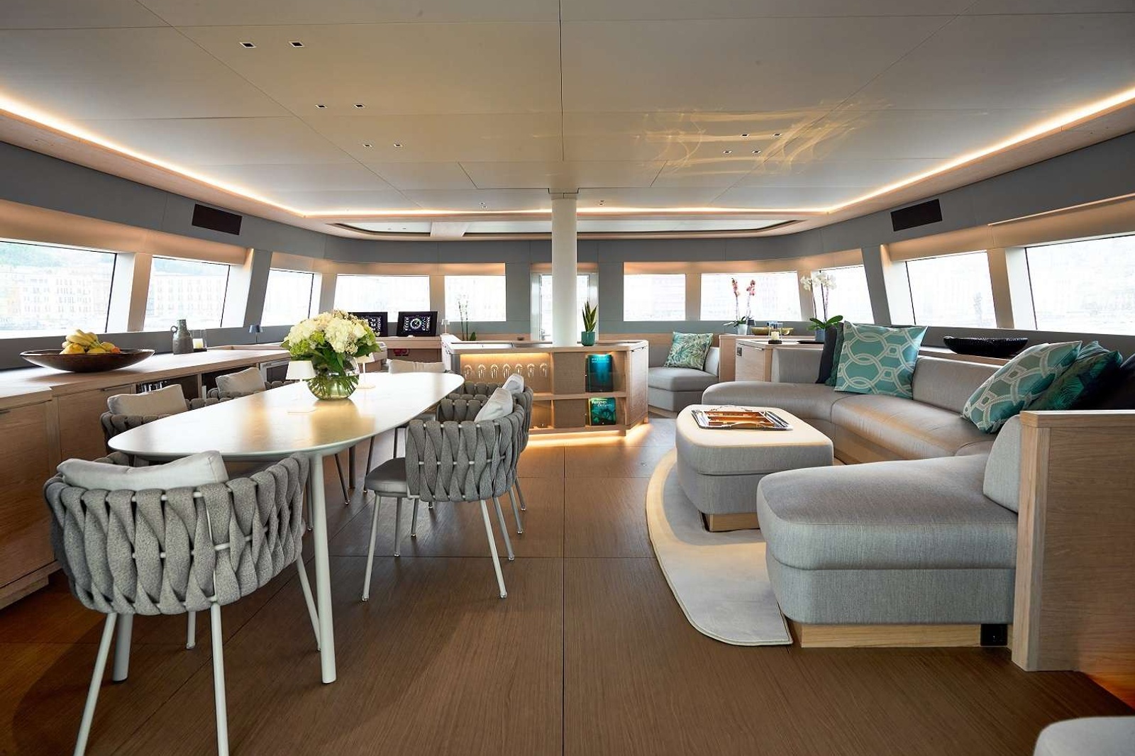 https://www.centralyachtagent.com/yachtadmin/yachtlg/yacht8442/8442brochure8.jpg