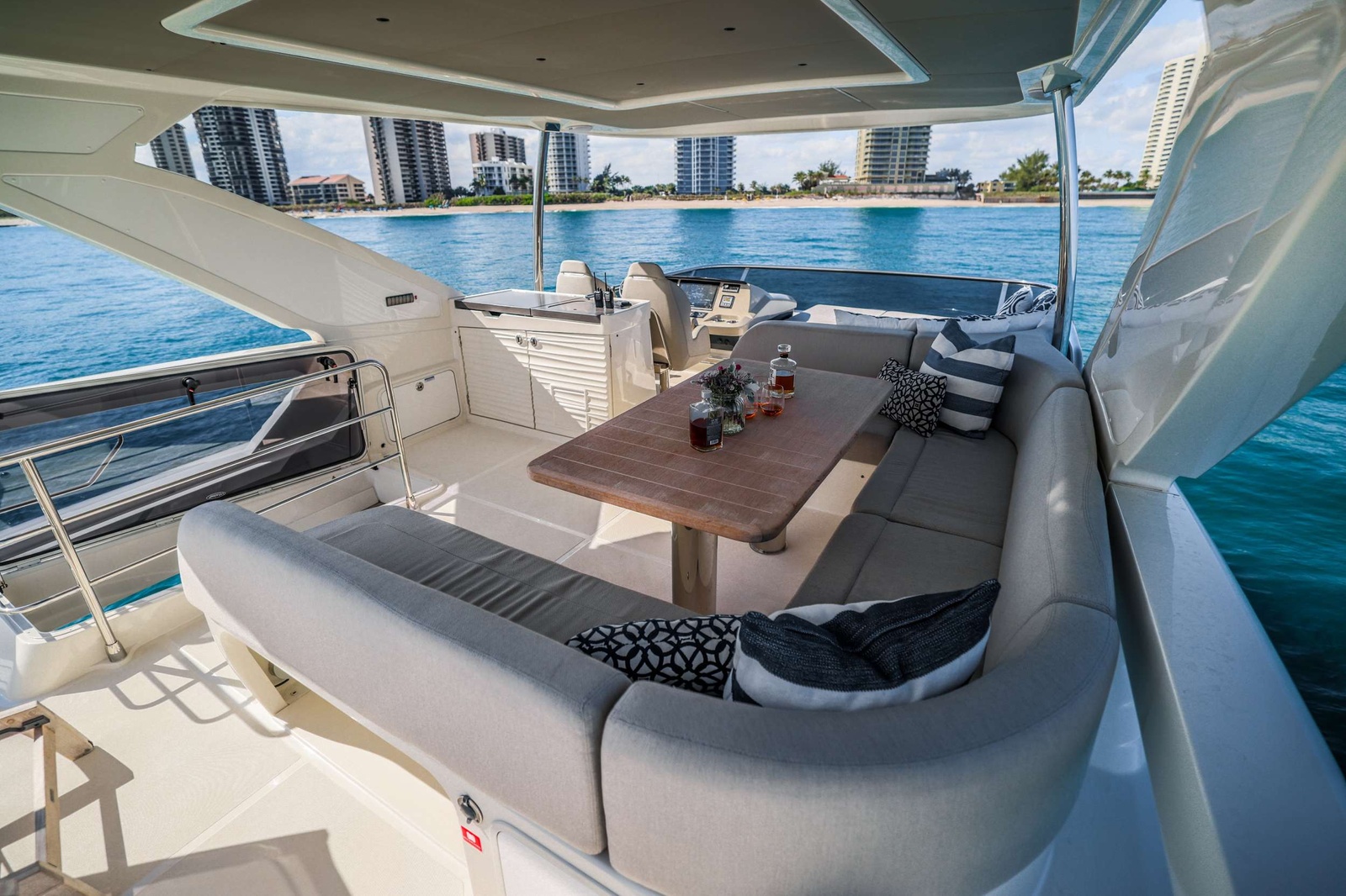 Flybridge Alfresco Dining / Lounge Area