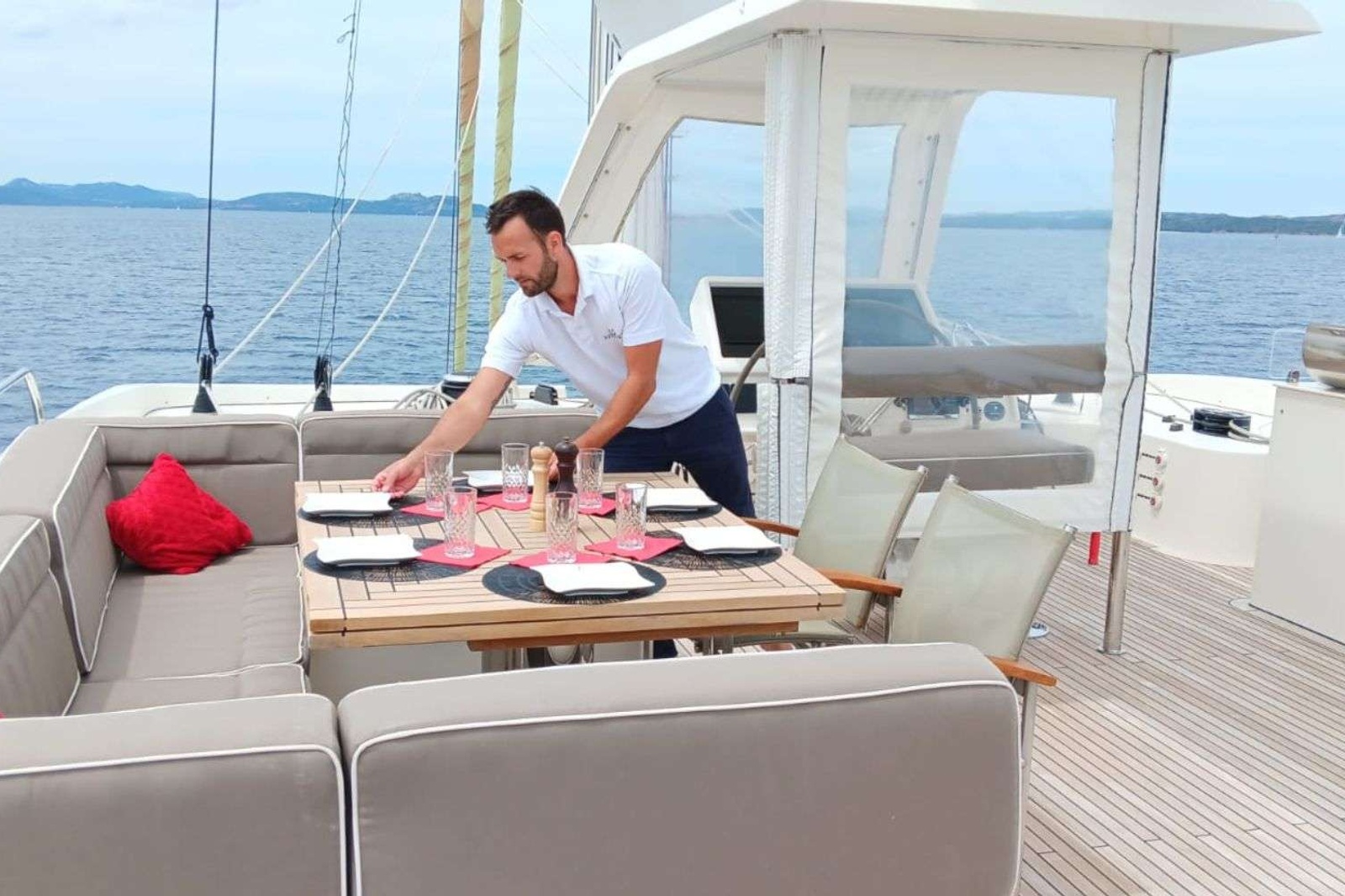 https://www.centralyachtagent.com/yachtadmin/yachtlg/yacht9311/9311brochure18.jpg