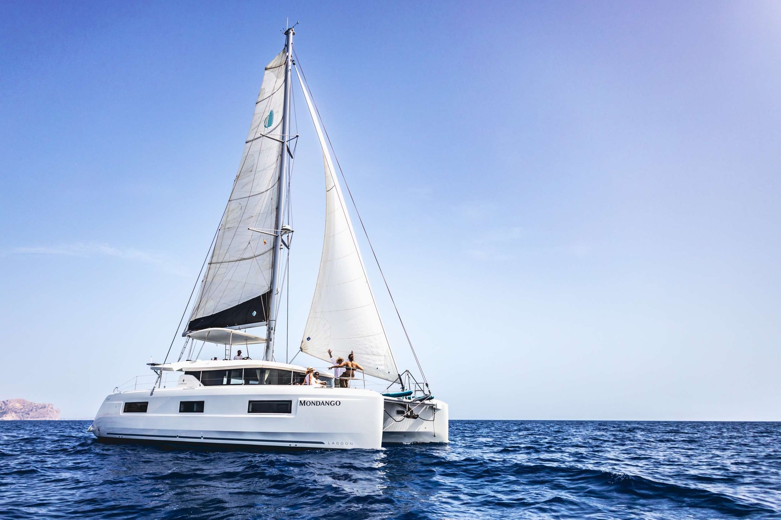 https://www.centralyachtagent.com/yachtadmin/yachtlg/yacht9362/9362brochure1.jpg