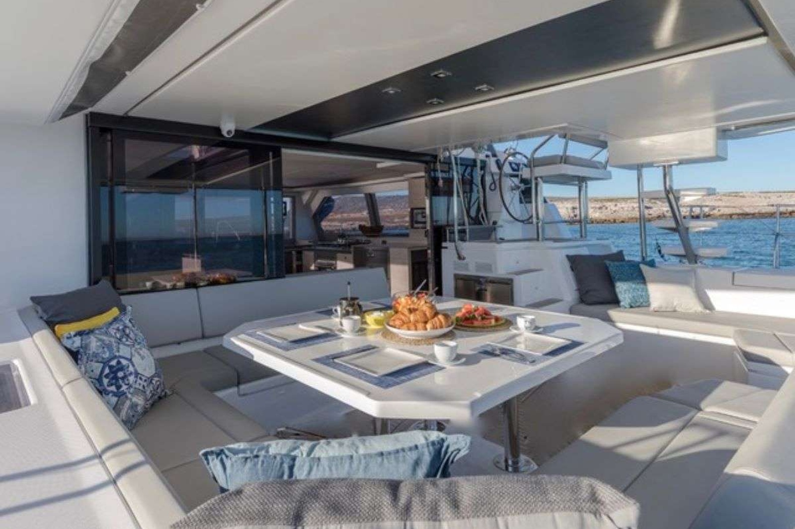 https://www.centralyachtagent.com/yachtadmin/yachtlg/yacht9375/9375brochure3.jpg