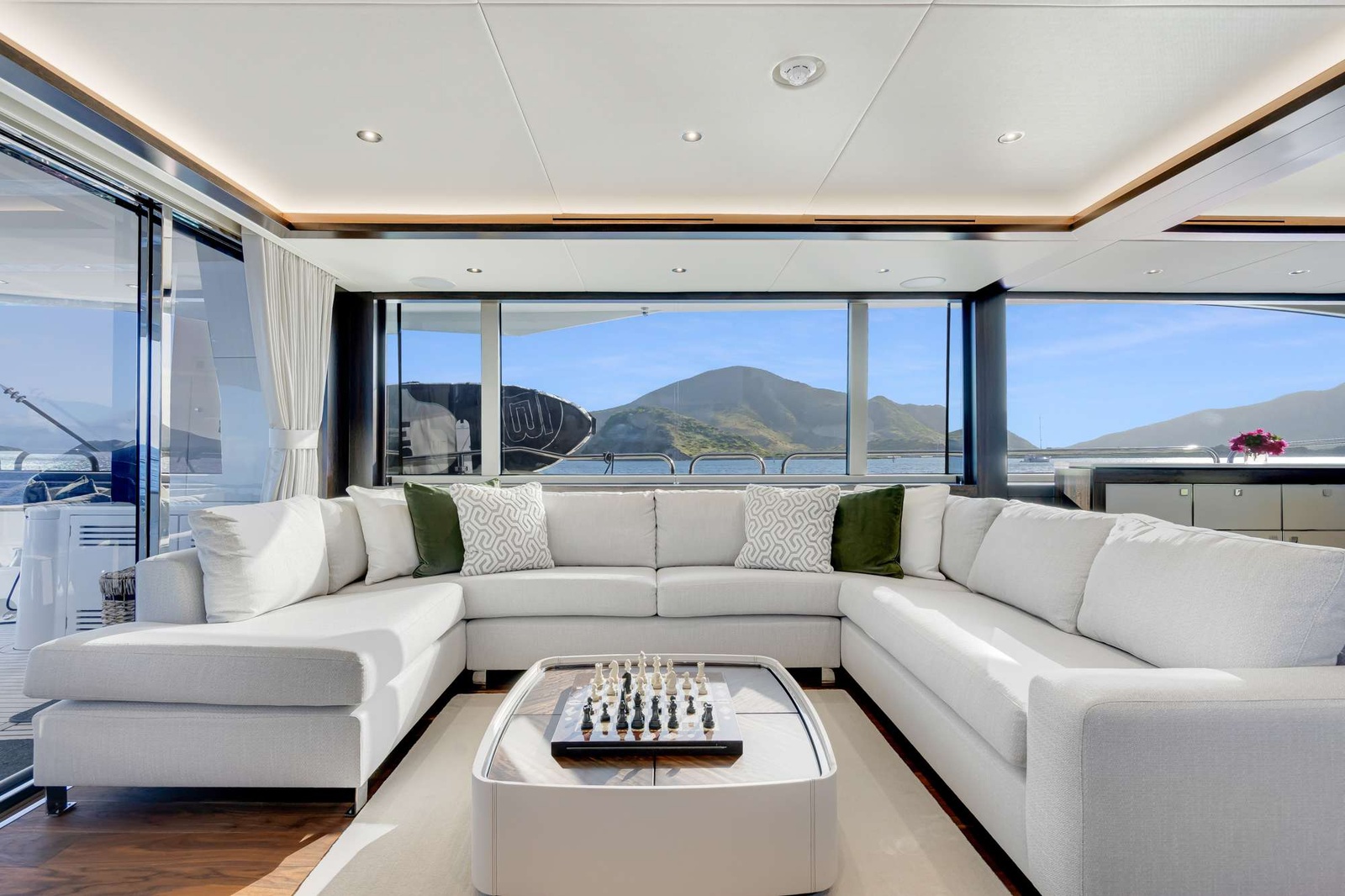 https://www.centralyachtagent.com/yachtadmin/yachtlg/yacht9398/9398brochure2.jpg