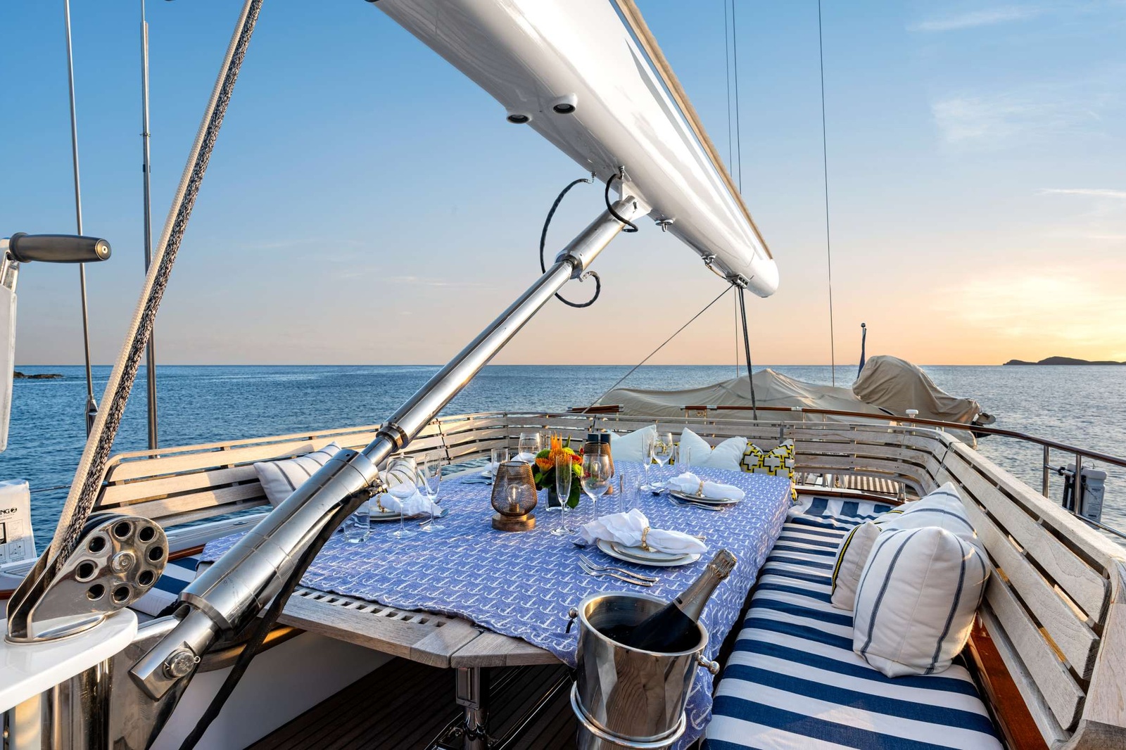 https://www.centralyachtagent.com/yachtadmin/yachtlg/yacht9423/9423brochure5.jpg