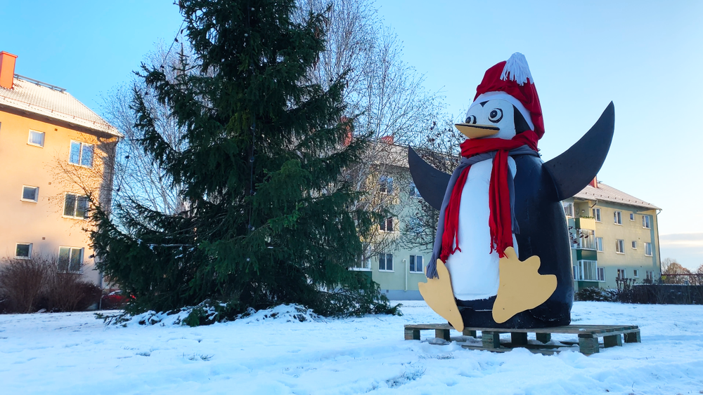 Frigolito bredvid den stora julgranen på Östermalm. Foto: Skövdebostäder