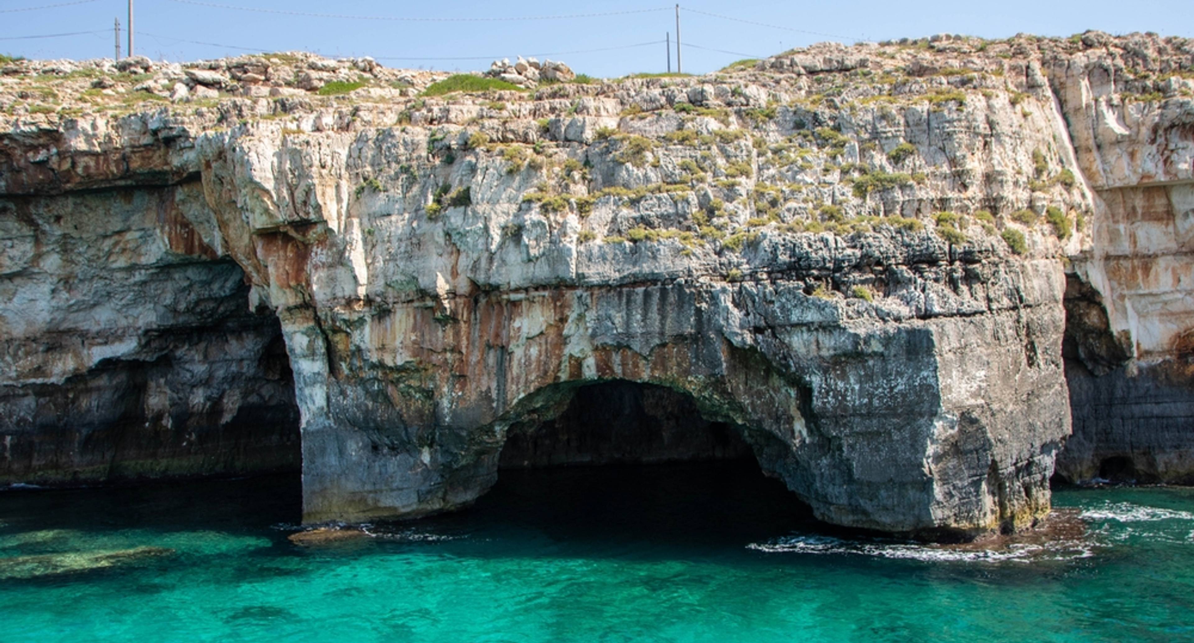 Costa Adriatica: Alte Scogliere E Mare Smeraldo
