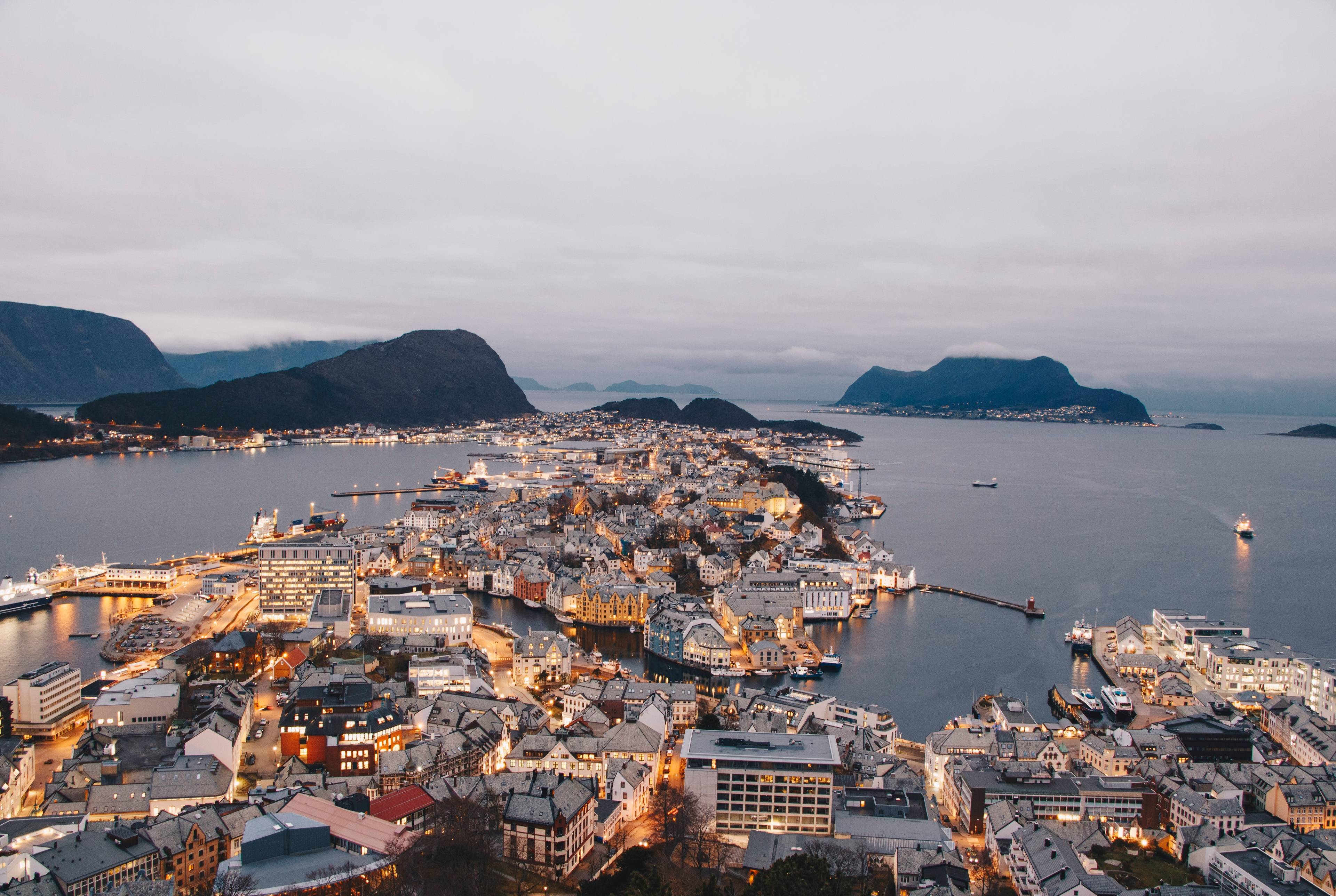 Von Bergen nach Åmot: Landschaftliche Fahrt durch Fjorde und Geschichte