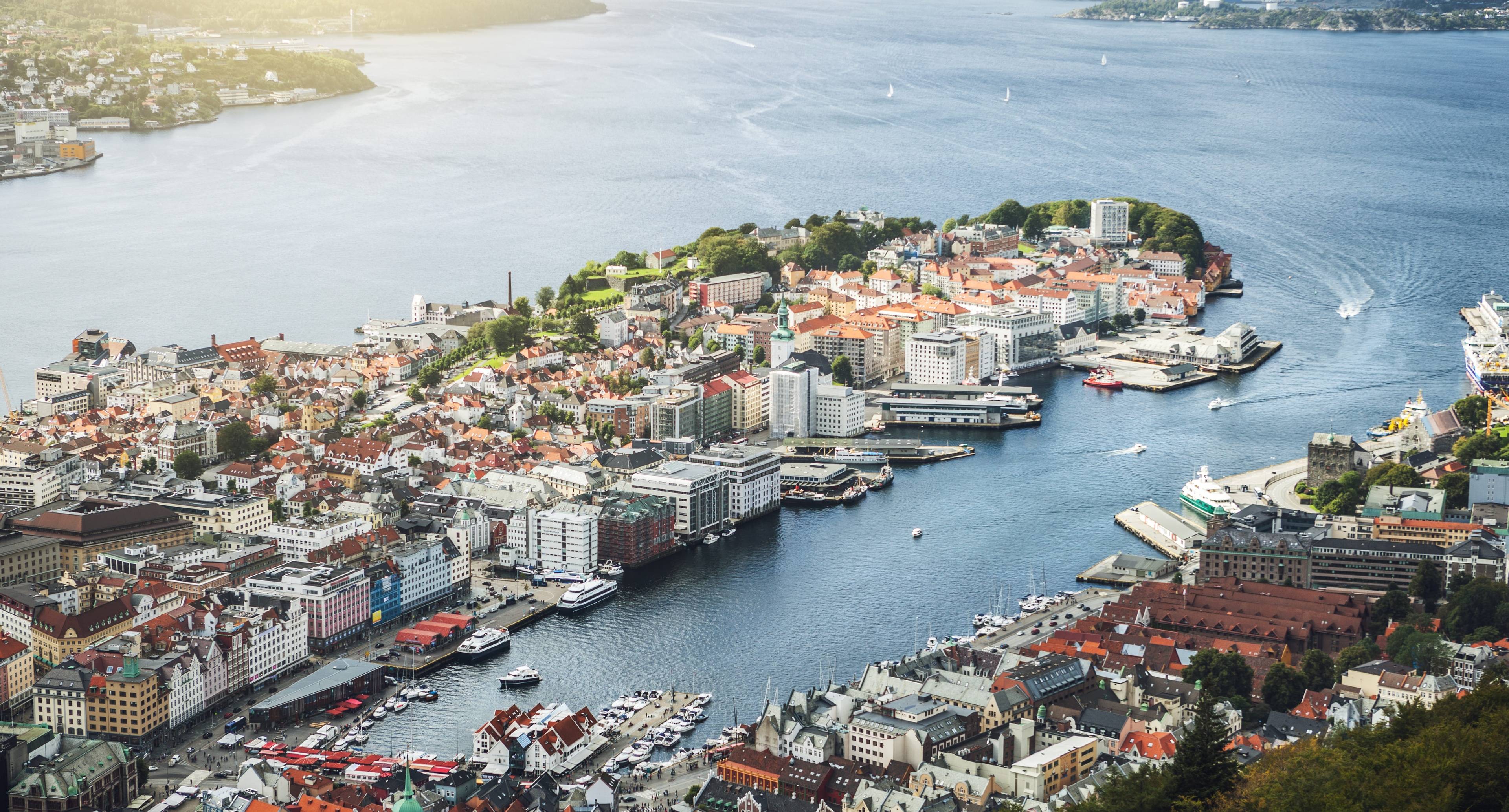 Descubra las maravillosas montañas que rodean la ciudad de Bergen mientras se embarca en esta aventura por la famosa costa de Noruega