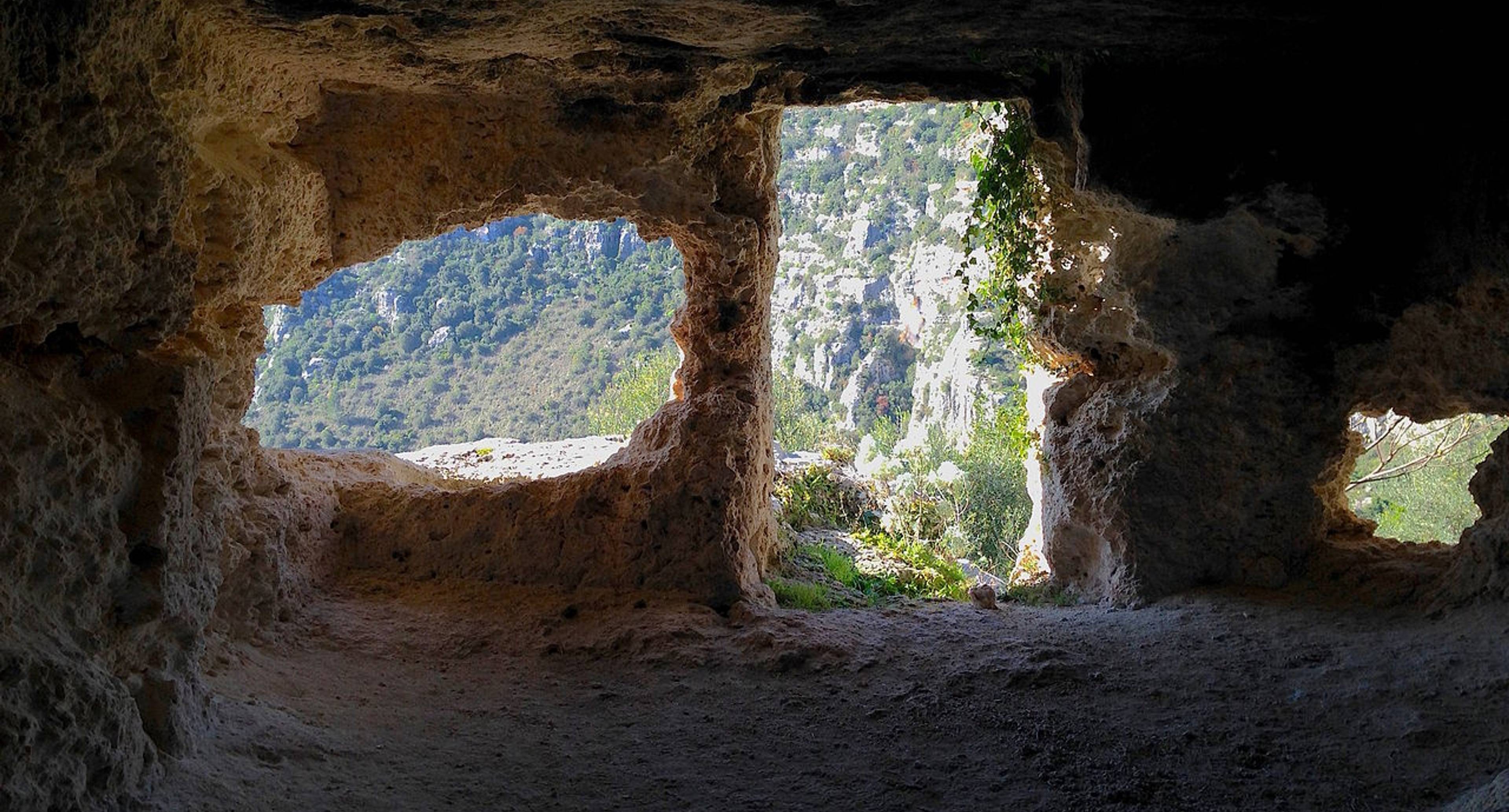 Discovering rock churches in Pantalica and the traces of the first Christians in Syracuse.