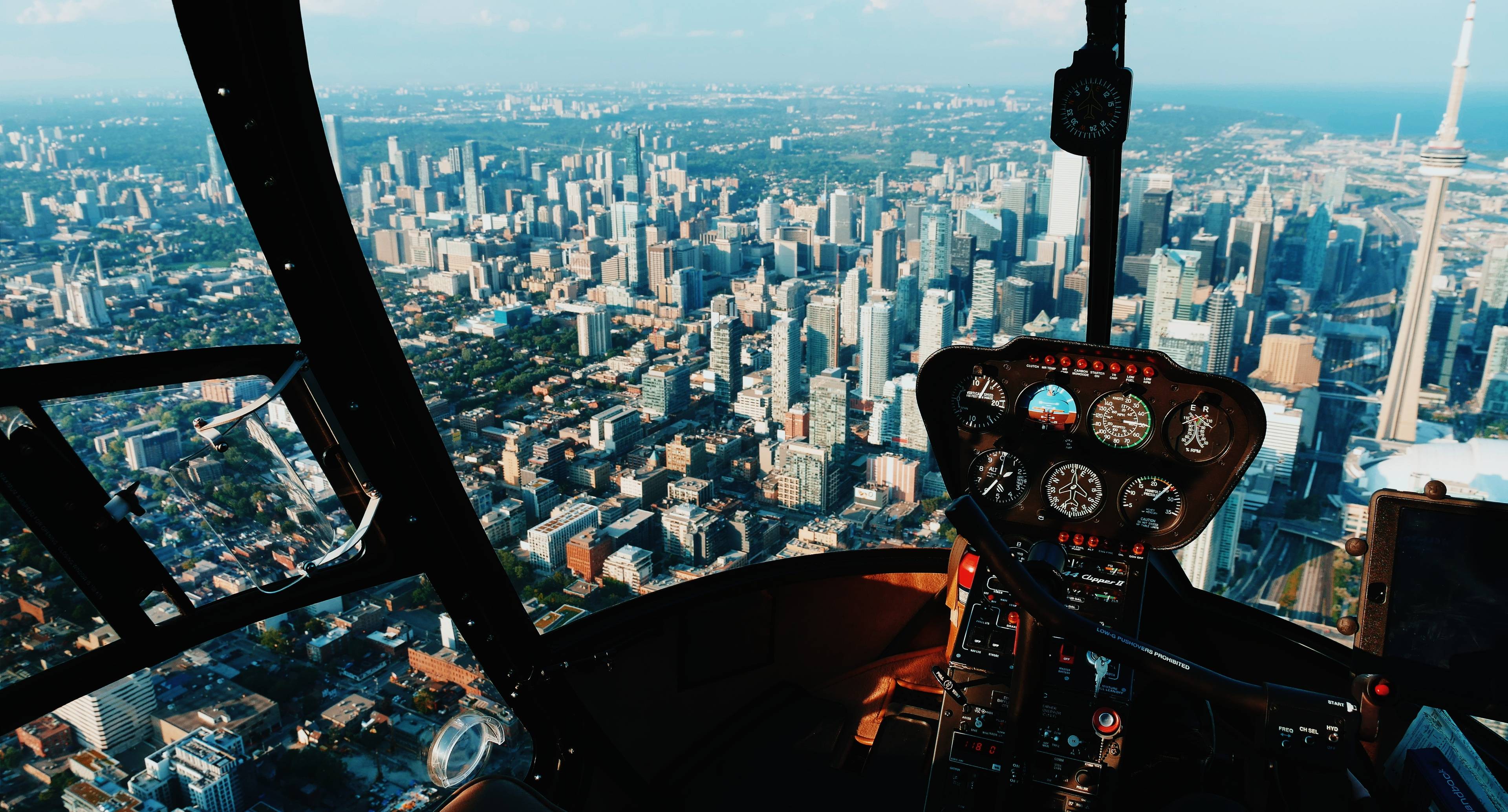 Cieli della città e volo in alto a Toronto