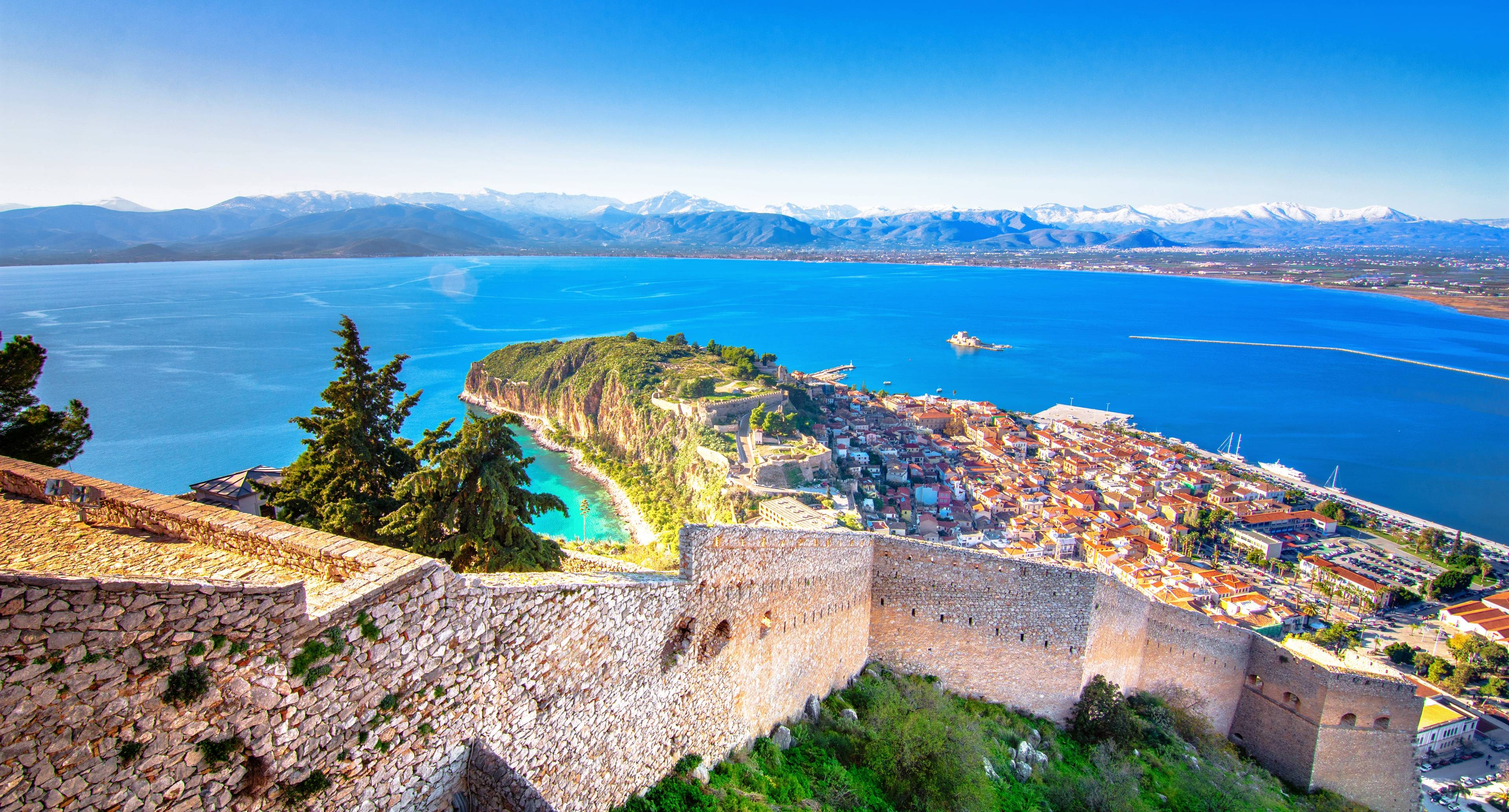 Un assaggio del Peloponneso: Castelli, rovine, vino e terme