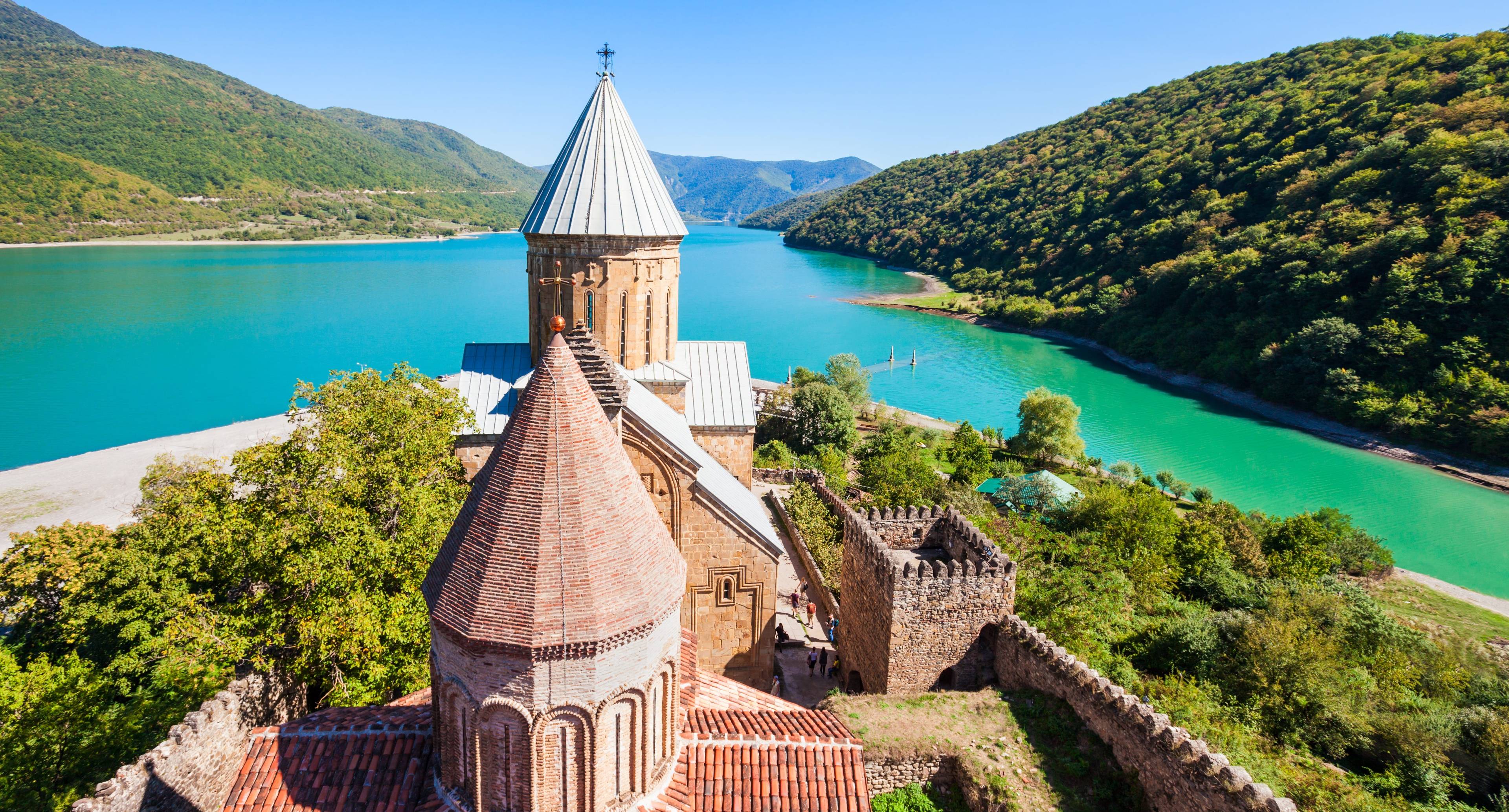 Покиньте город, чтобы исследовать сельские грузинские монастыри