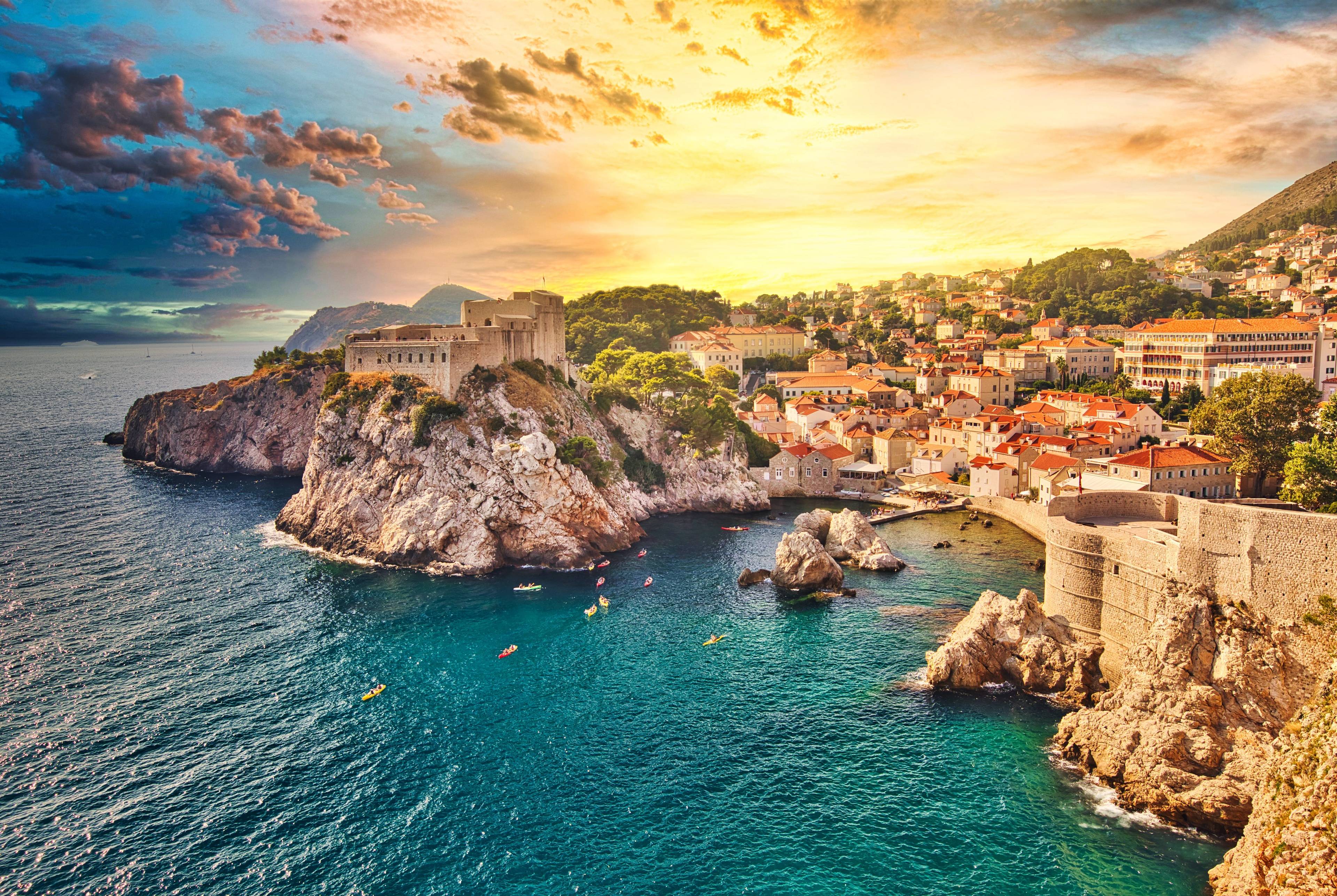 Vues captivantes d'une ancienne colonie sur la mer Adriatique