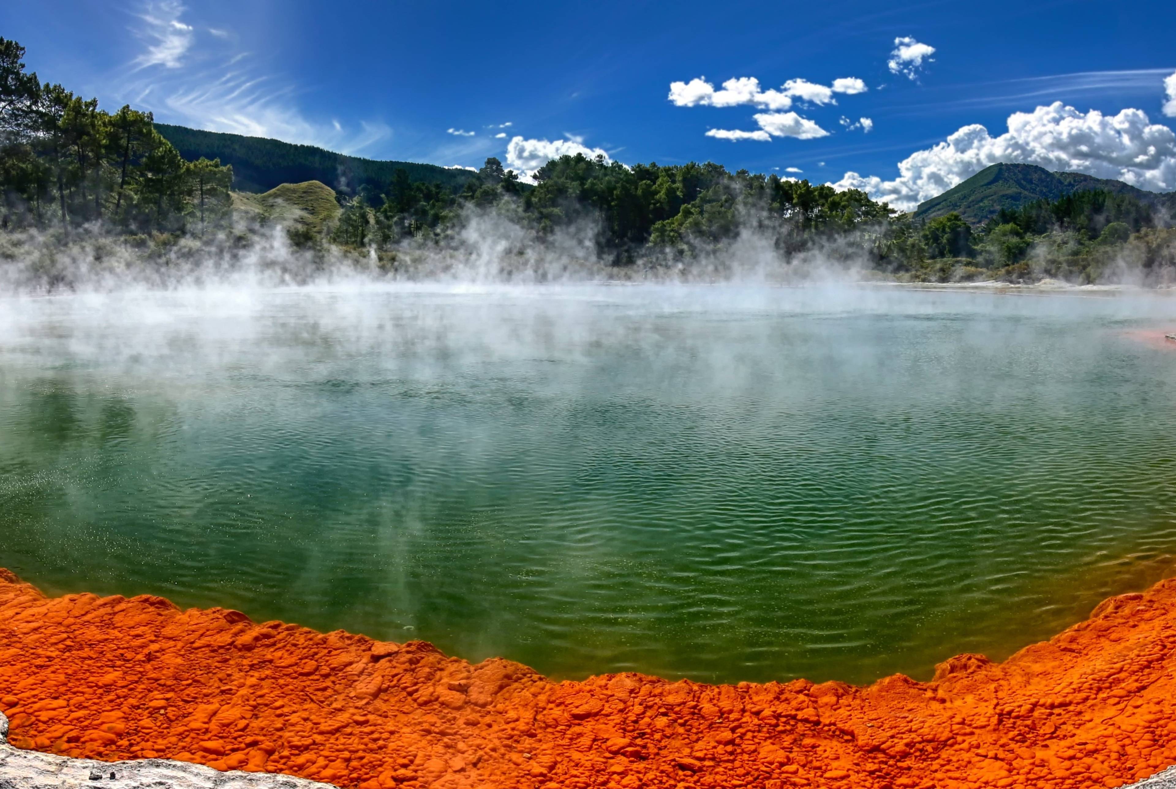 Viaggio in auto nell'Isola del Nord della Nuova Zelanda: Esplorare la terra dei geyser e degli hobbit