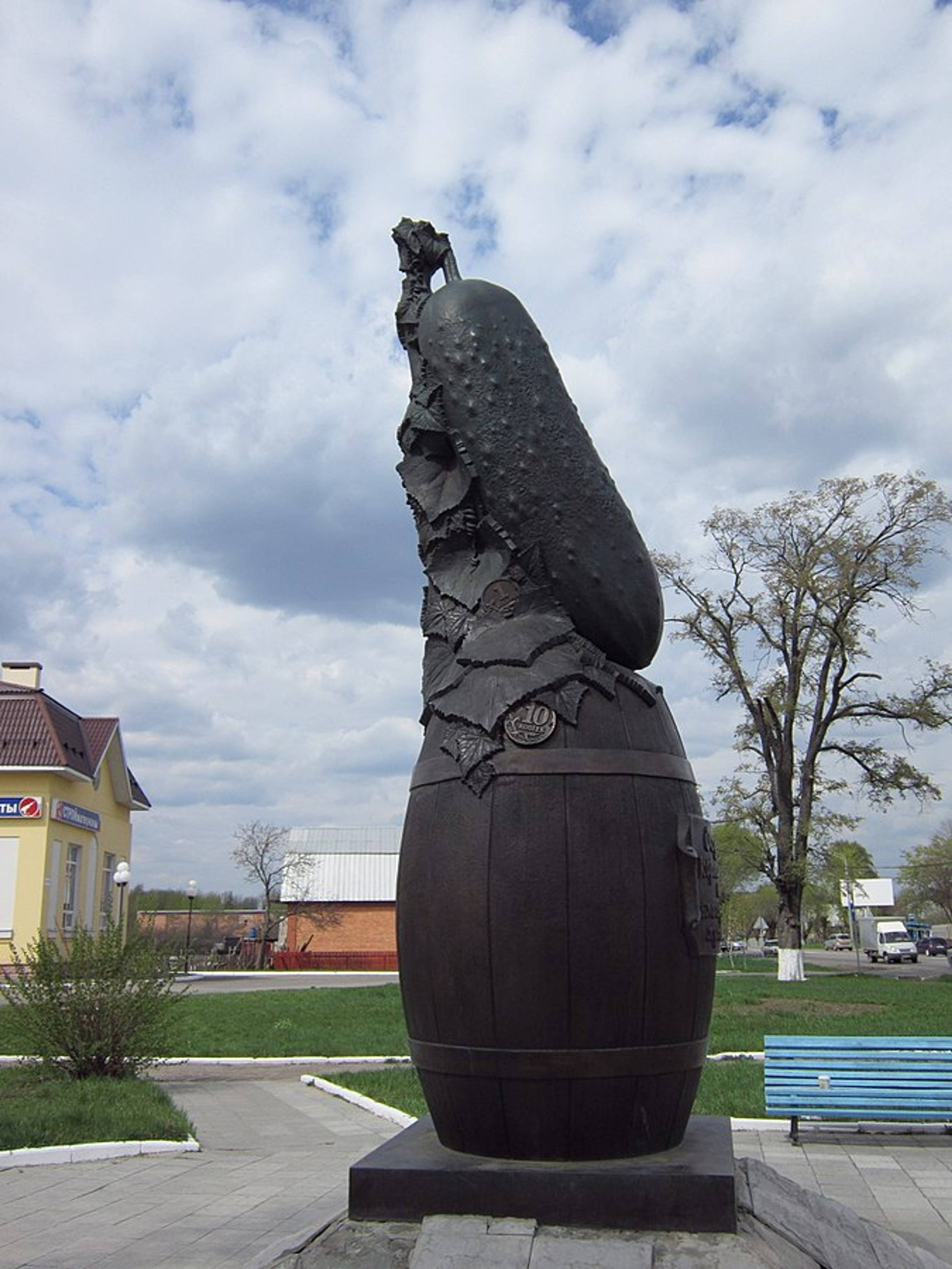 Памятник луховицкому огурцу