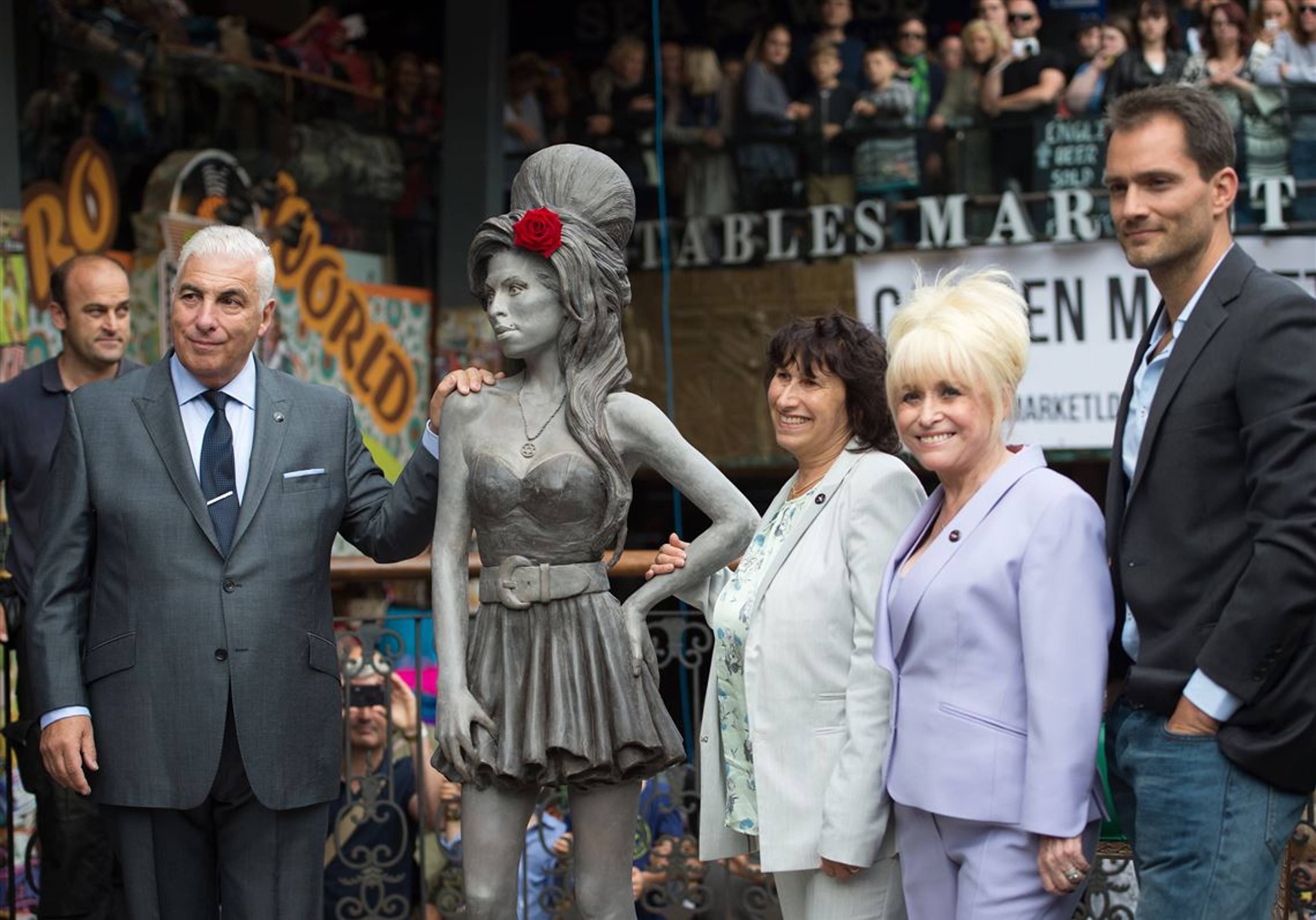 Amy Winehouse Statue