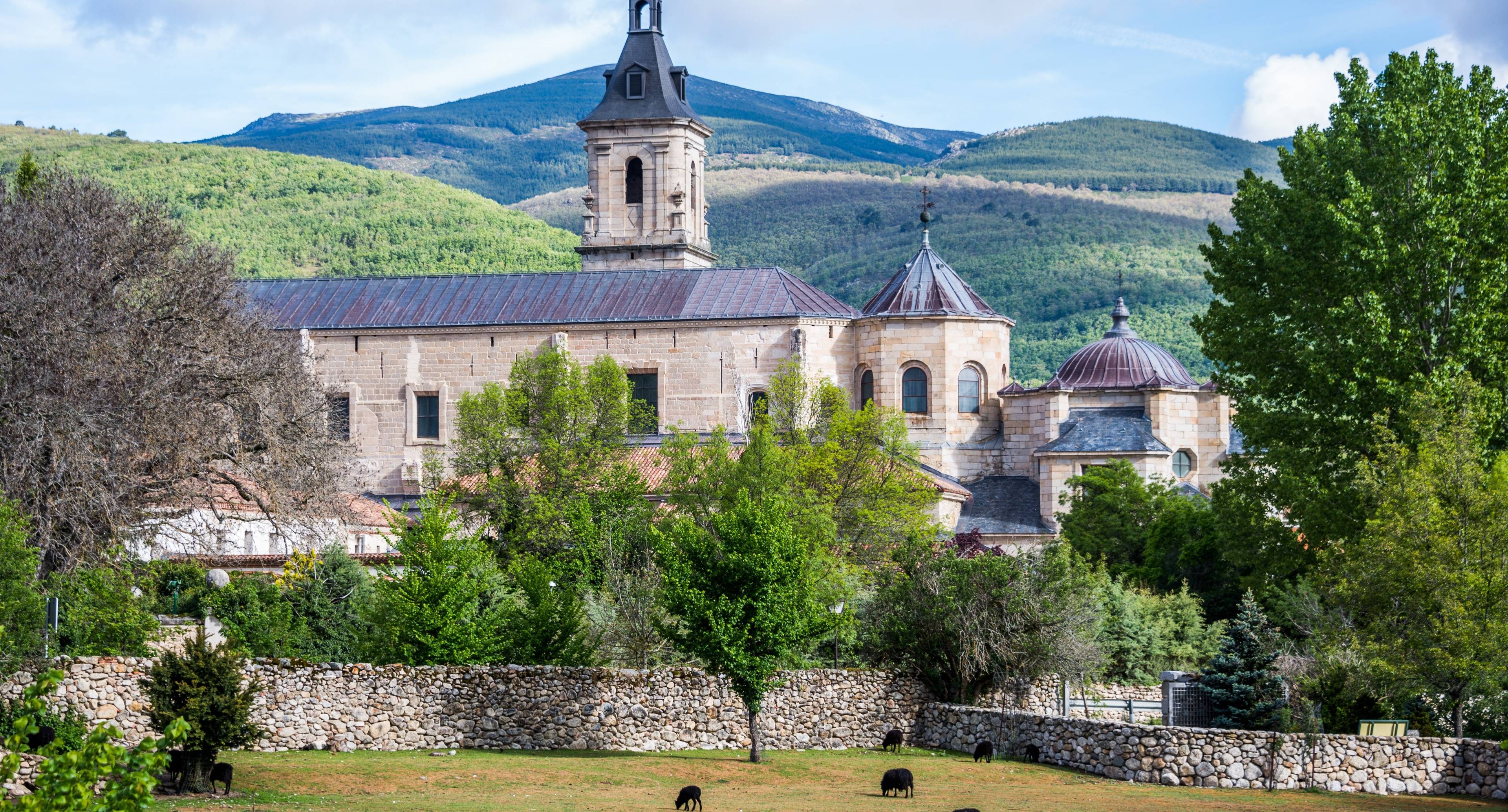 Hiking and living history of the Sierra Norte