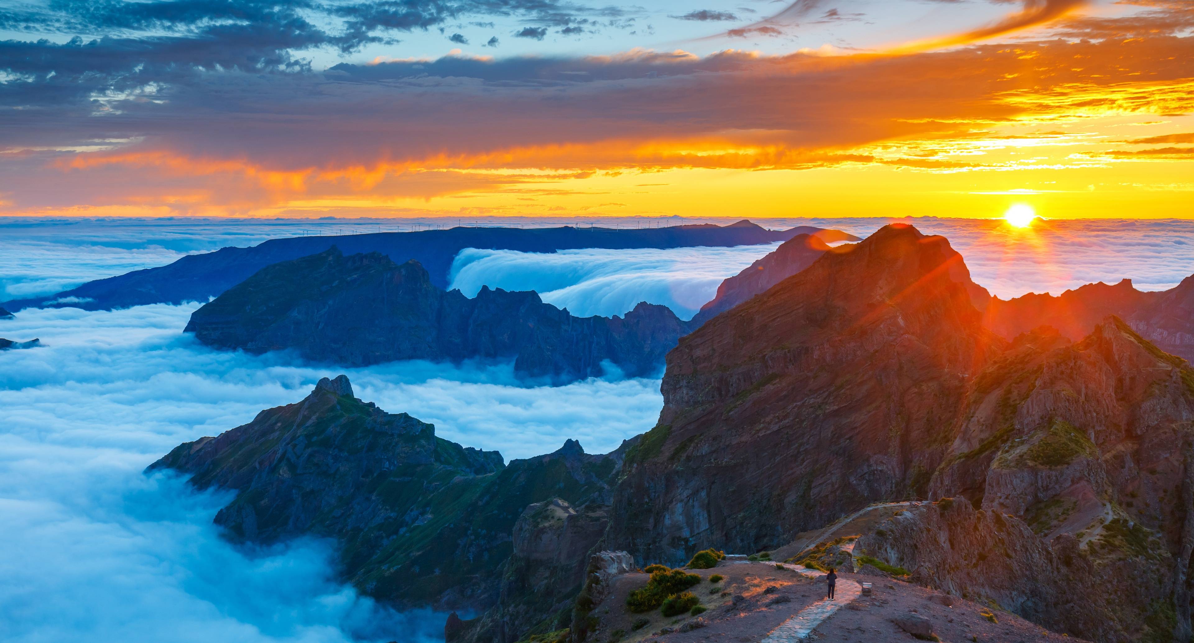 Breathtaking Sunrise Above the Clouds at Pico Ruivo 