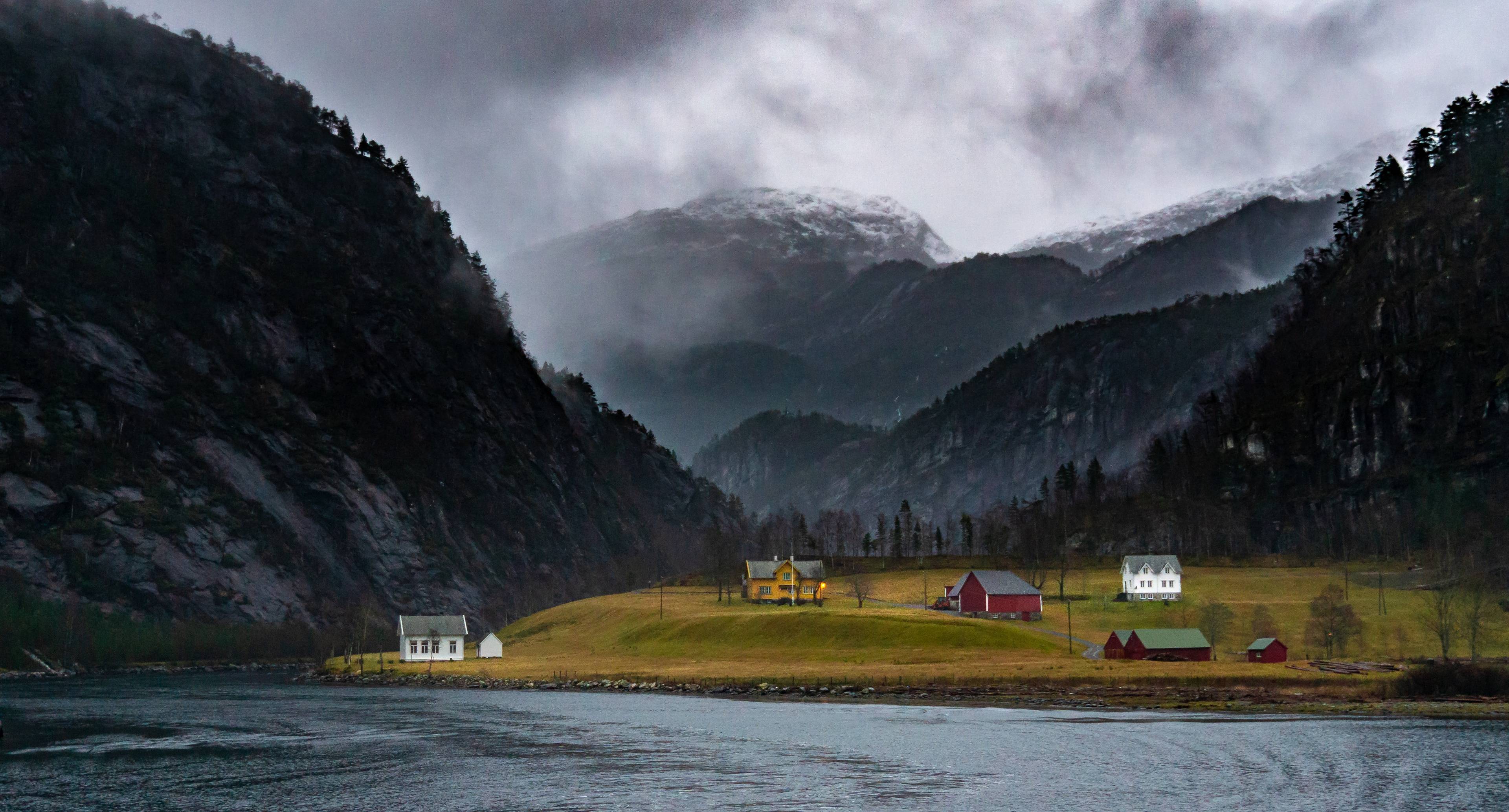 An Extremely Scenic Drive Along the Edge of Hardangervidda National Park 