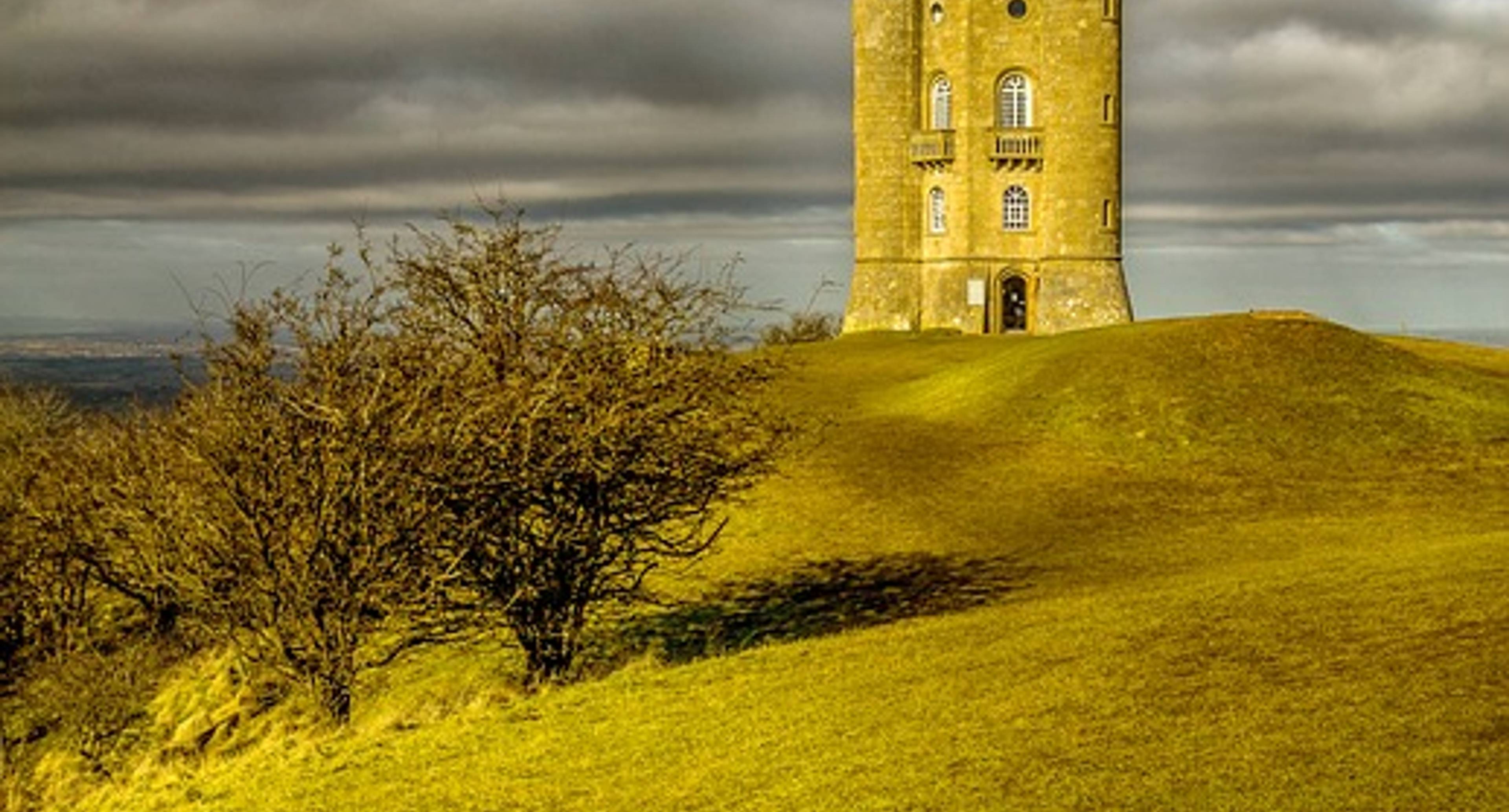 Malerisches Schloss und ungewöhnlicher Turm