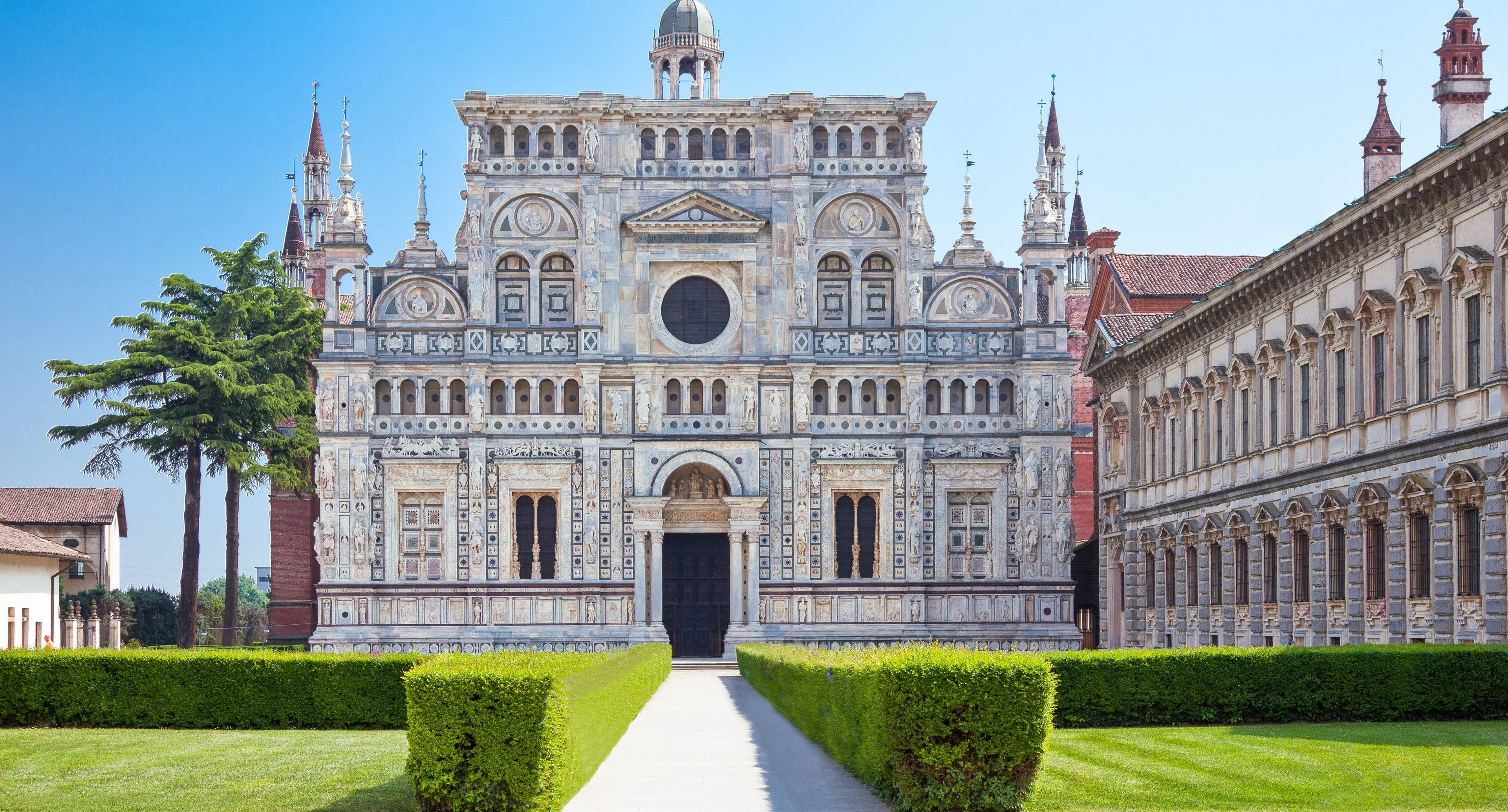 Un palazzo, un'abbazia, un roseto e una piazza 