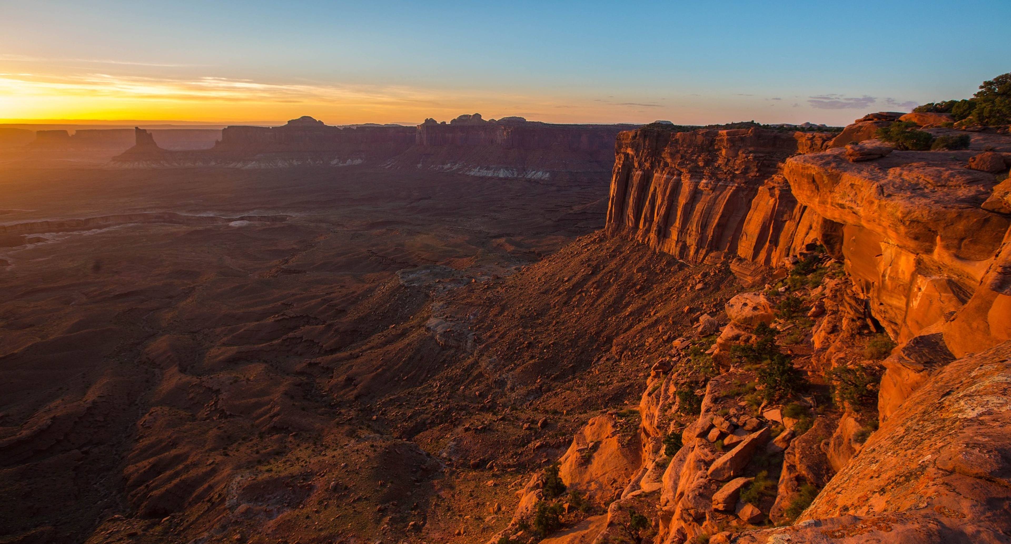 Rencontrez le coucher du soleil en marchant dans les canyons