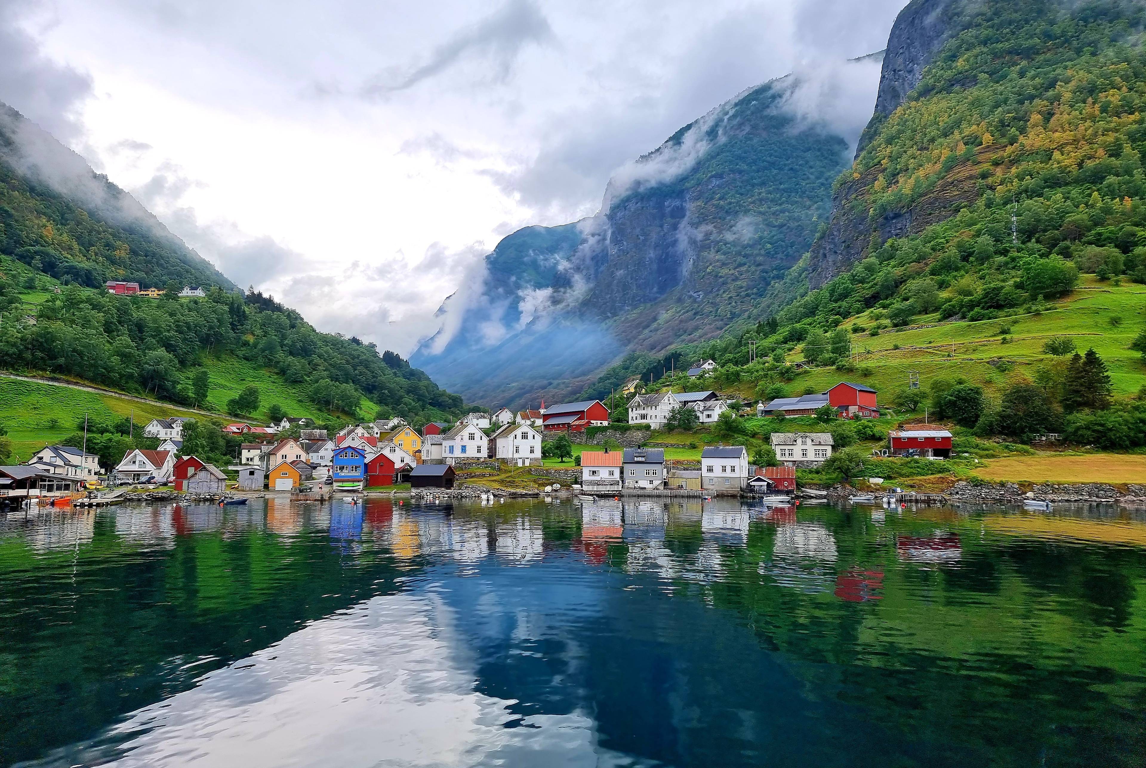 Perseguir cascadas y navegar por fiordos en Flåm