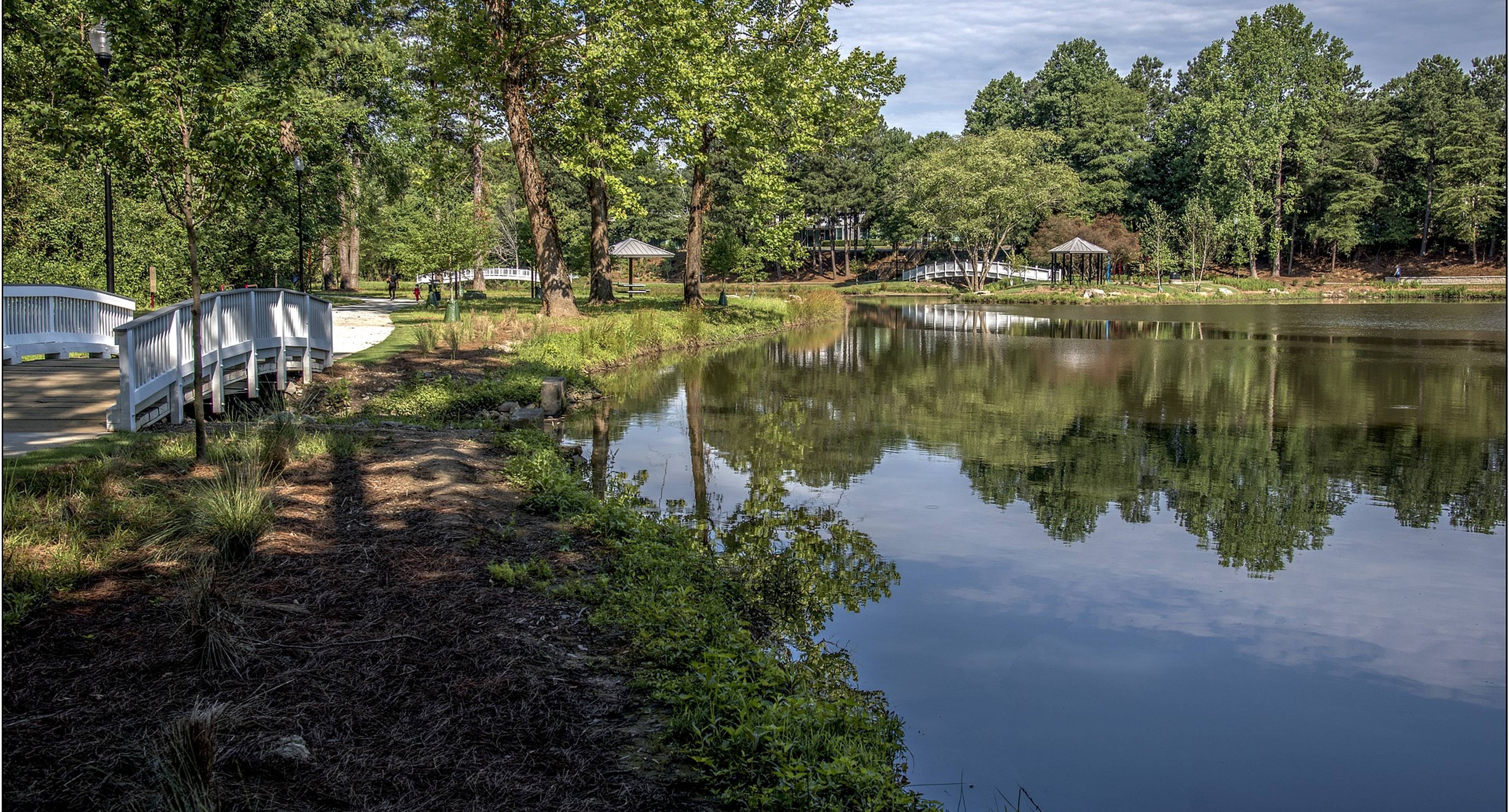 Durch die Parks in die Hauptstadt Georgiens